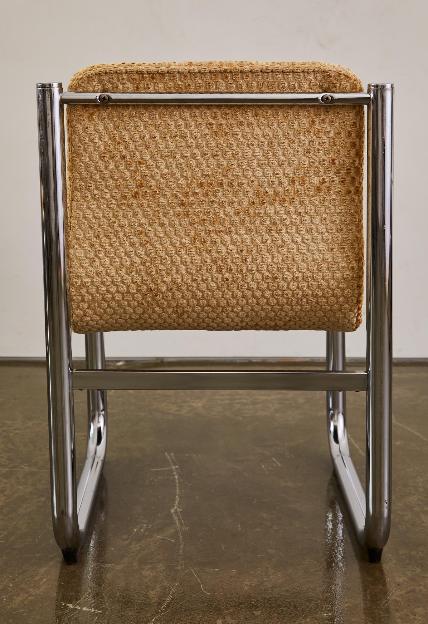 Mid-Century moderno Set di 2 sedie tubolari cromate con sedile in velluto imbottito personalizzato in vendita