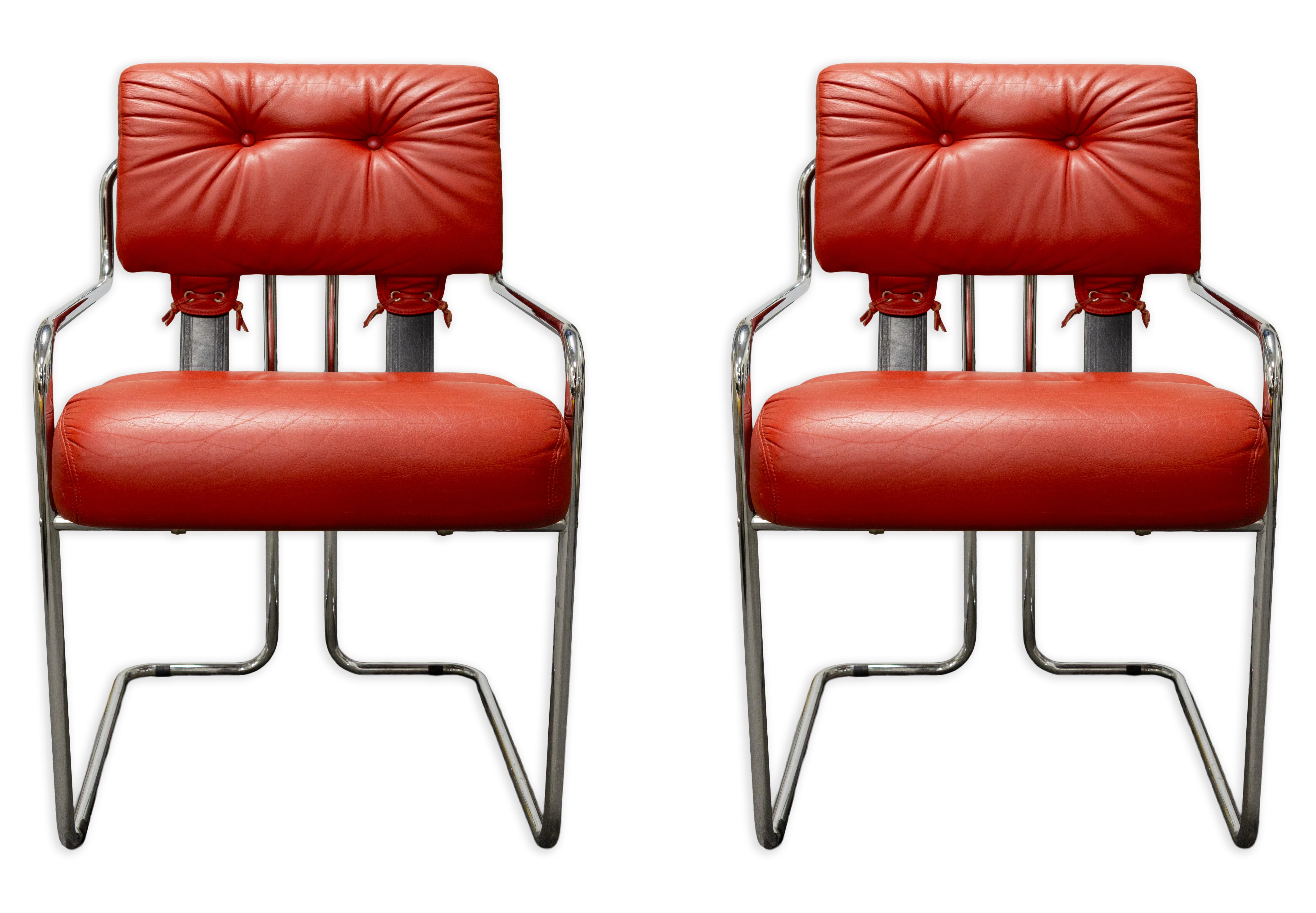 Cet ensemble de deux chaises Faleschini pour Tucroma apporte une touche d'audace à votre espace. Chaque chaise est dotée d'un cadre tubulaire chromé avec une base en porte-à-faux, offrant à la fois légèreté visuelle et stabilité structurelle.