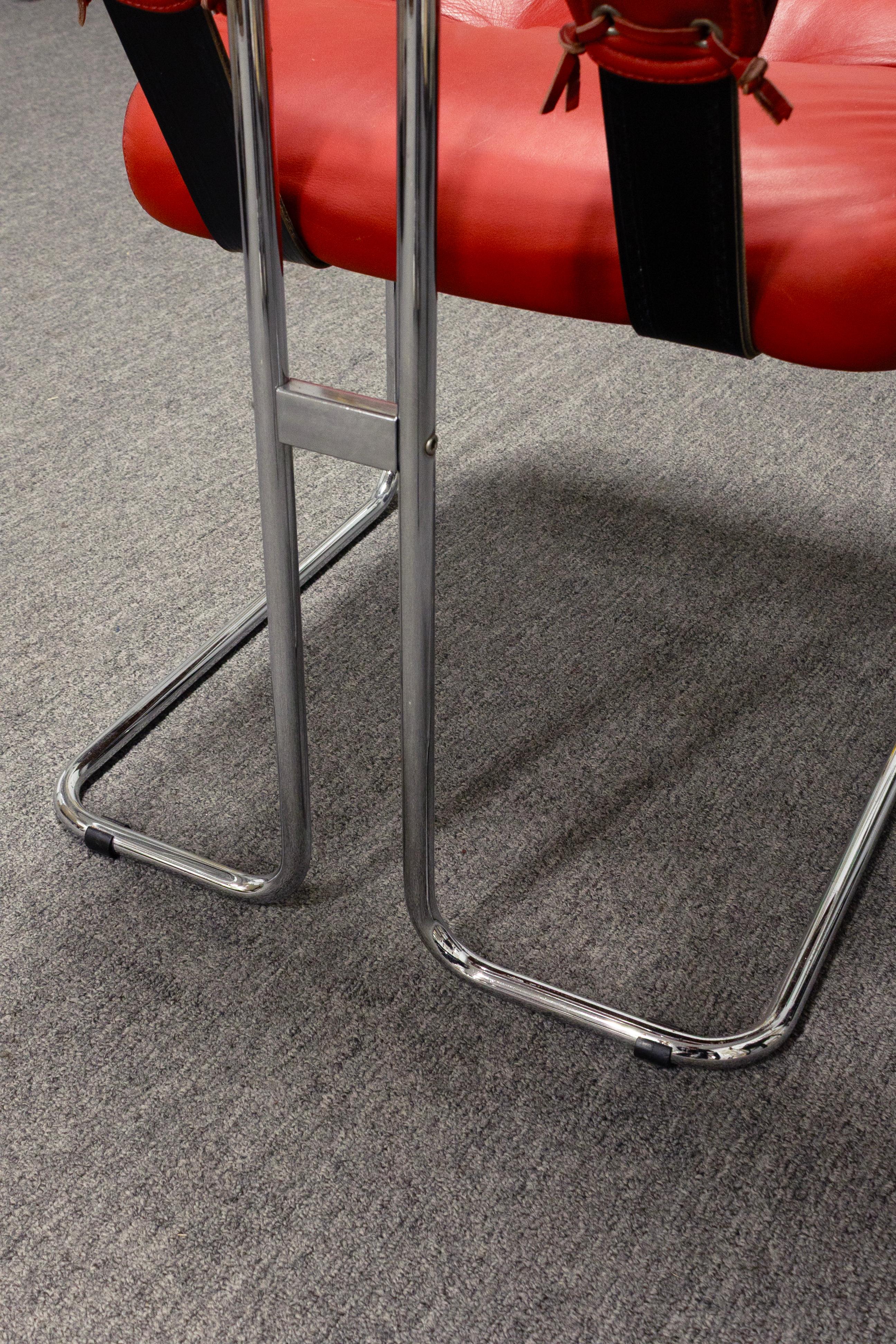 Lot de 2 chaises Tucroma par Guido Faleschini pour Mariani Cuir rouge et chrome en vente 1