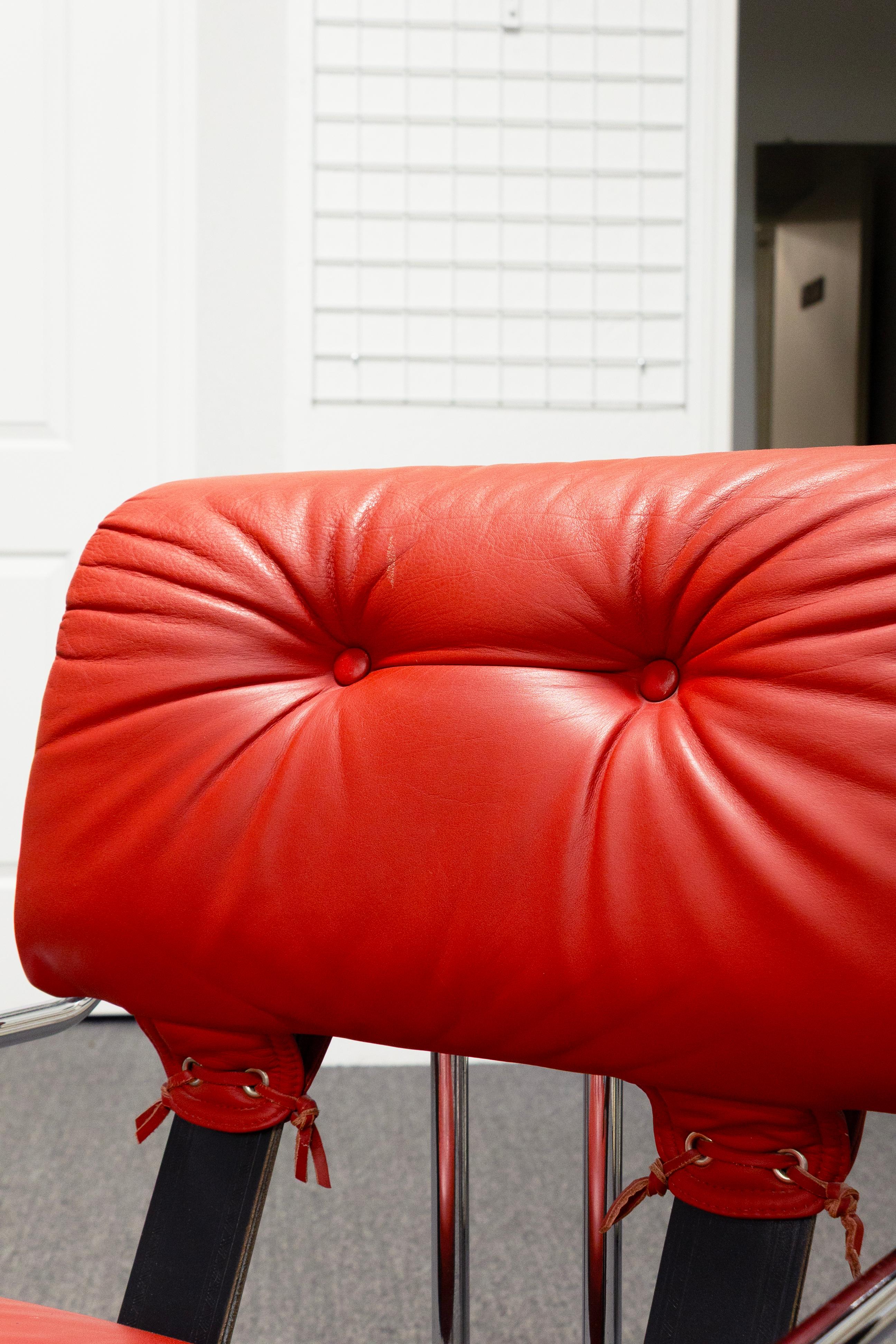 Lot de 2 chaises Tucroma par Guido Faleschini pour Mariani Cuir rouge et chrome en vente 2