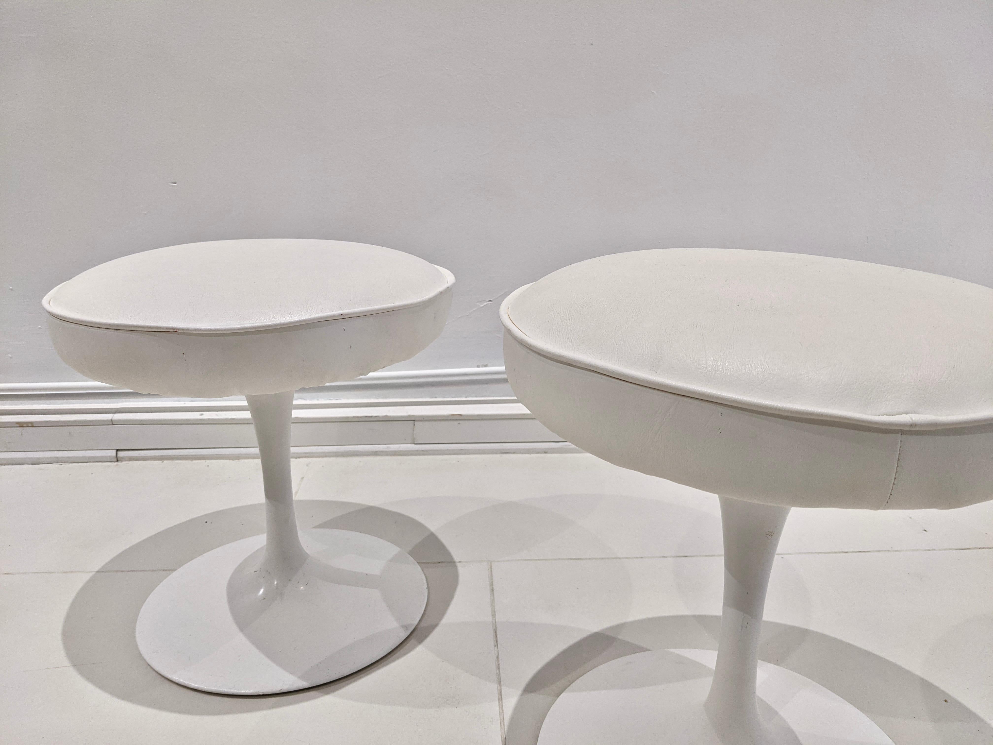 Set of 2 tulip stools by Eero Saarinen for Knoll. Fiberglass en Skaï cushion. Very good condition.