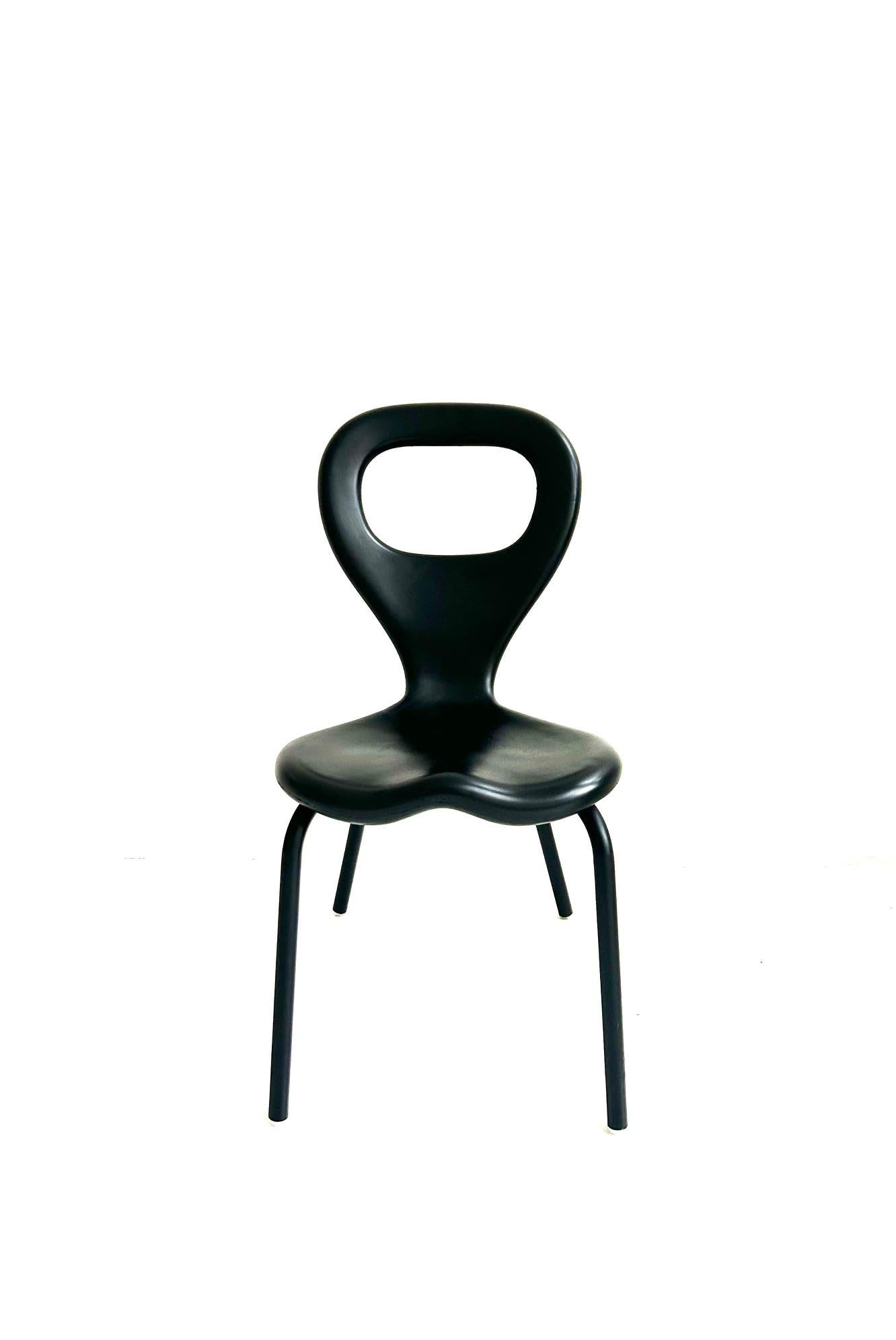 Ensemble de 2 chaises télévisées de Marc Newson, Moroso, 1993

Tube d'acier peint, mousse de polyuréthane moulée par injection auto-épaississante

2 chaises empilables, la forme est une extrapolation de la forme Orgone avec un trou dans le dos.  
Le