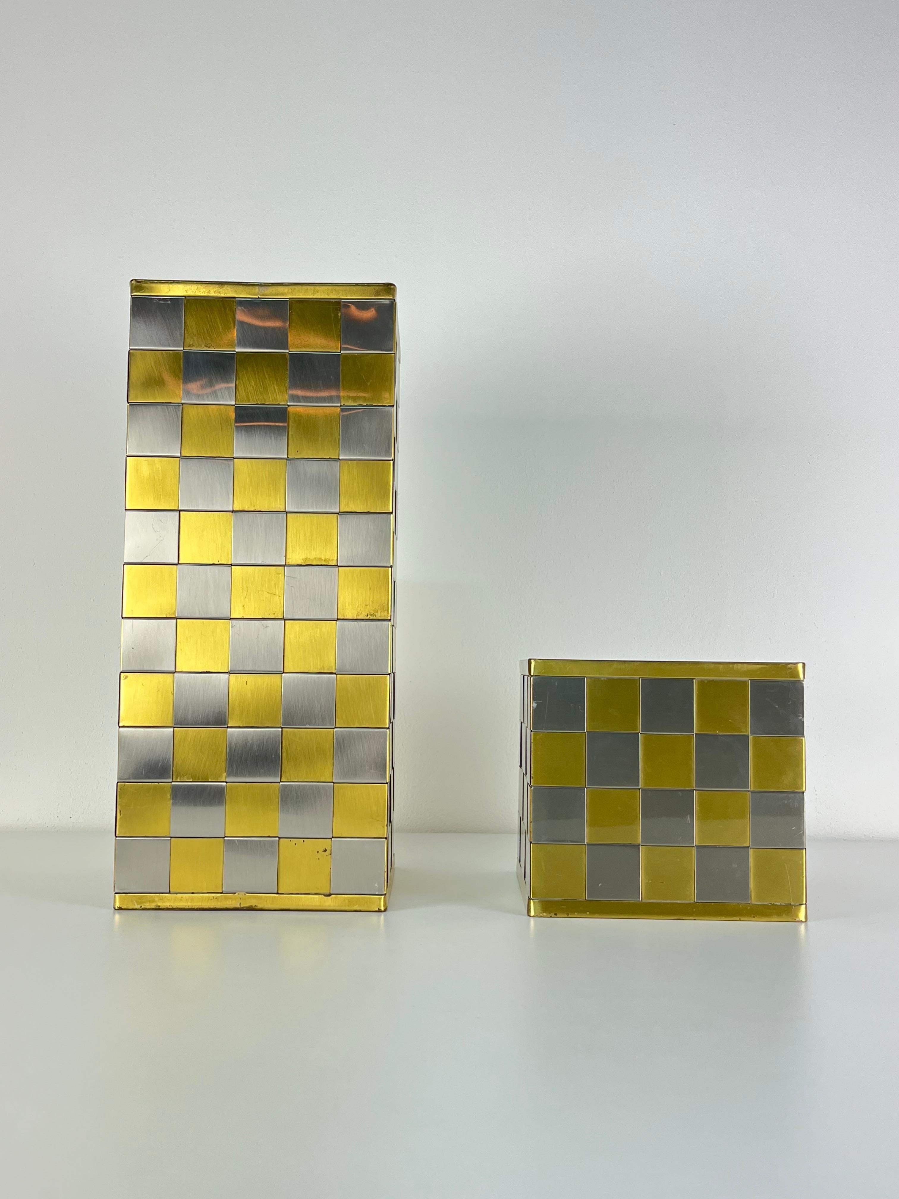 Set of 2 umbrella stands and plant holder brass and steel, Made in Italy, 1970s
Elegant and in good condition. Small signs of aging.
The umbrella stand measures 20 cm x 20 cm x 47.5 cm high. The plant holder 20 cm x 20 cm x 19 cm high