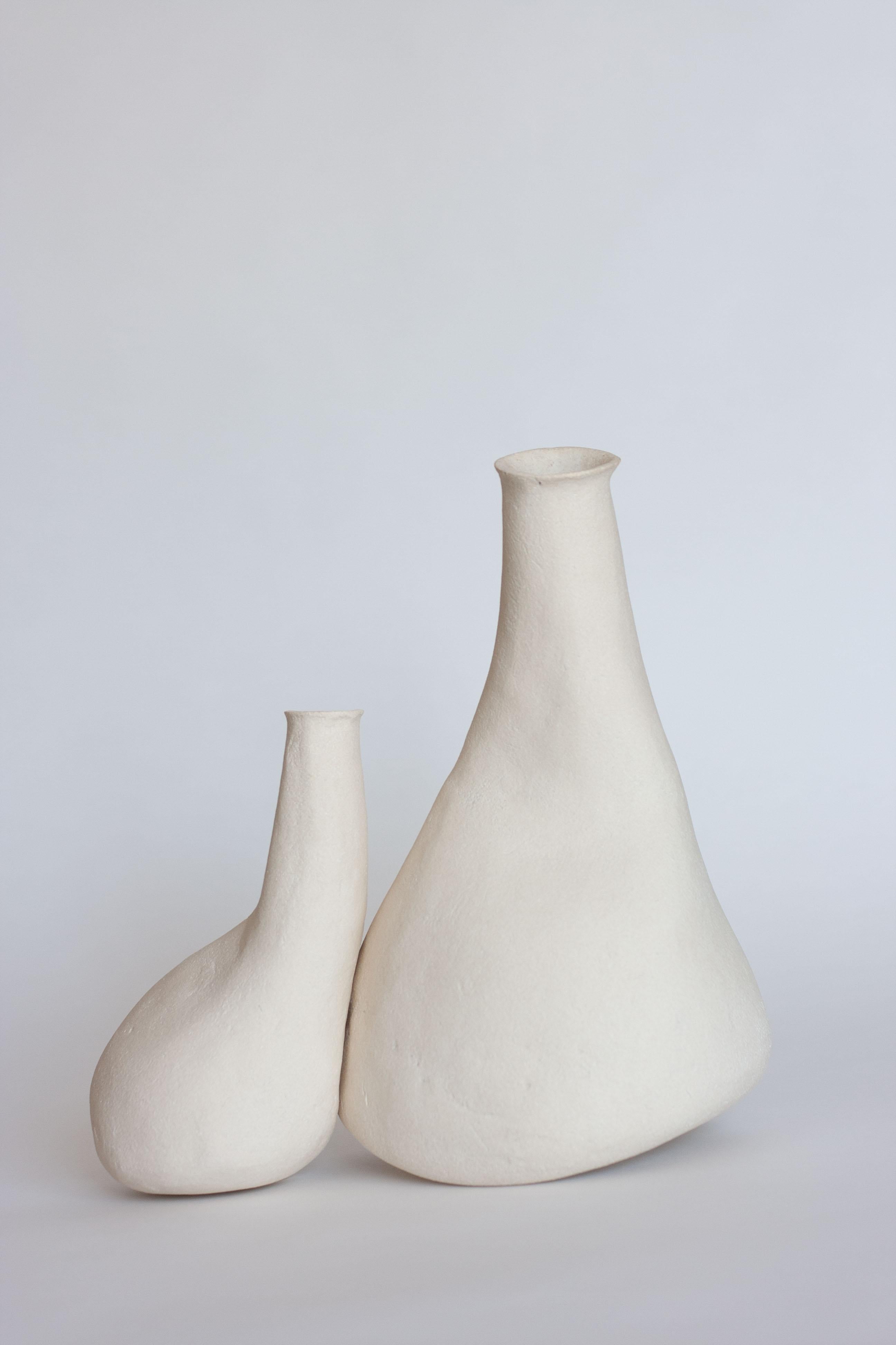 Set di 2 vasi decorativi in ceramica Under The Cabinet I e II di Lillian Tørlen
Pezzi unici.
Dimensioni: D 14 x L 25 x H 25 cm. 
Materiali: Ceramica. 

La mostra Levels of Attachment and Belonging consiste in una serie di vasi di ceramica pressati,