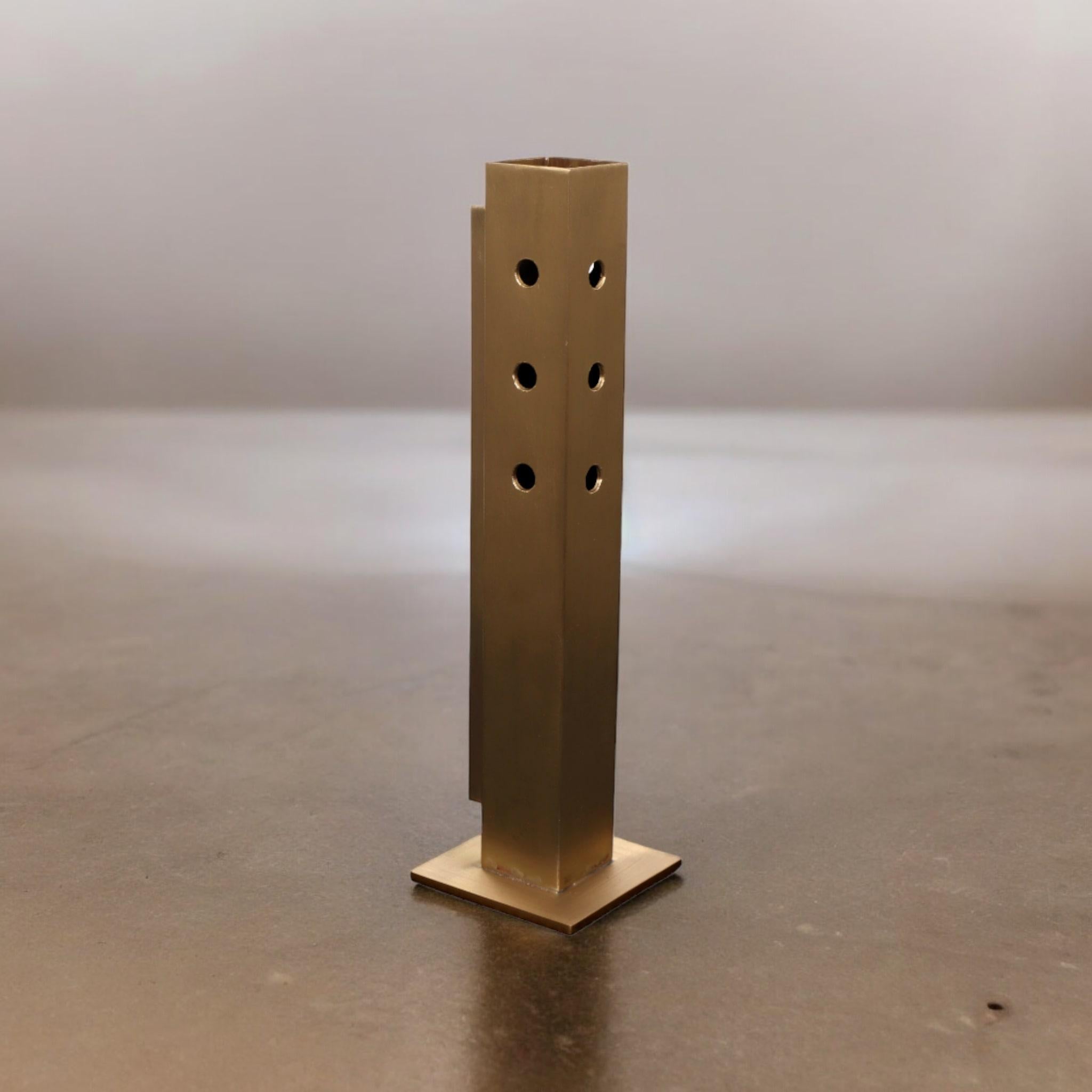 Juego de 2 Jarrón escultórico de lingotes de latón con forma geométrica, Studio Laf Hecho a mano en venta
