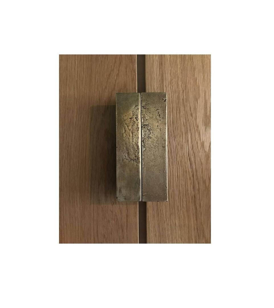 Set Of 2 Unique L Door Handles Casted In Oilsanded Bronze by Vogel Studio
One Of A Kind
Dimensions: Ø 4 x H 12,7 cm.
Materials: Cast bronze.

Dimensions may vary. Please contact us.

These simple elegant door handles are cast in oilsand, through