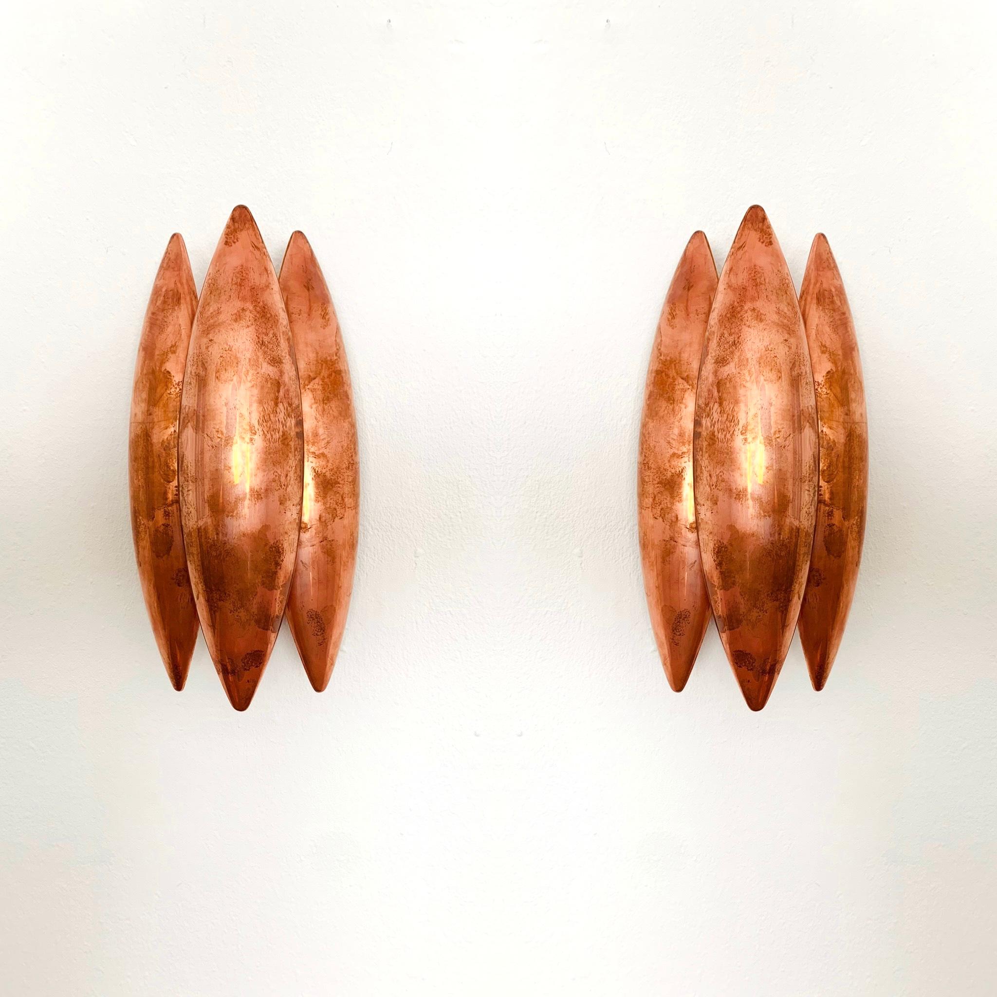 Very beautiful and uniquely patinated Kastor wall lamps from the 1960s.
Impressively beautiful and contemporary design.
A spectacular play of light is created.

Manufacturer: Fog and Morup
Design: Jo Hammerborg

Condition:

Very good vintage
