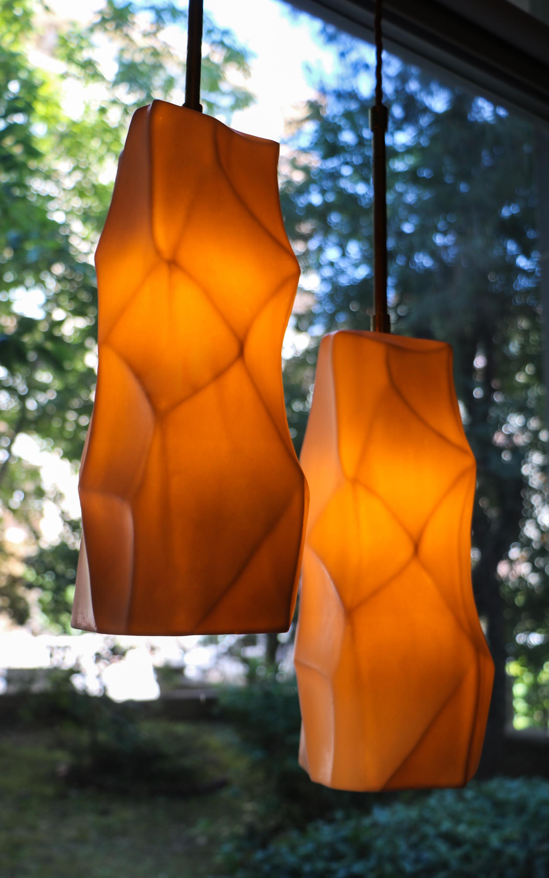 Set di 2 lampade a sospensione uniche in porcellana Ceren Gurkan In condizioni Nuovo in vendita a Geneve, CH