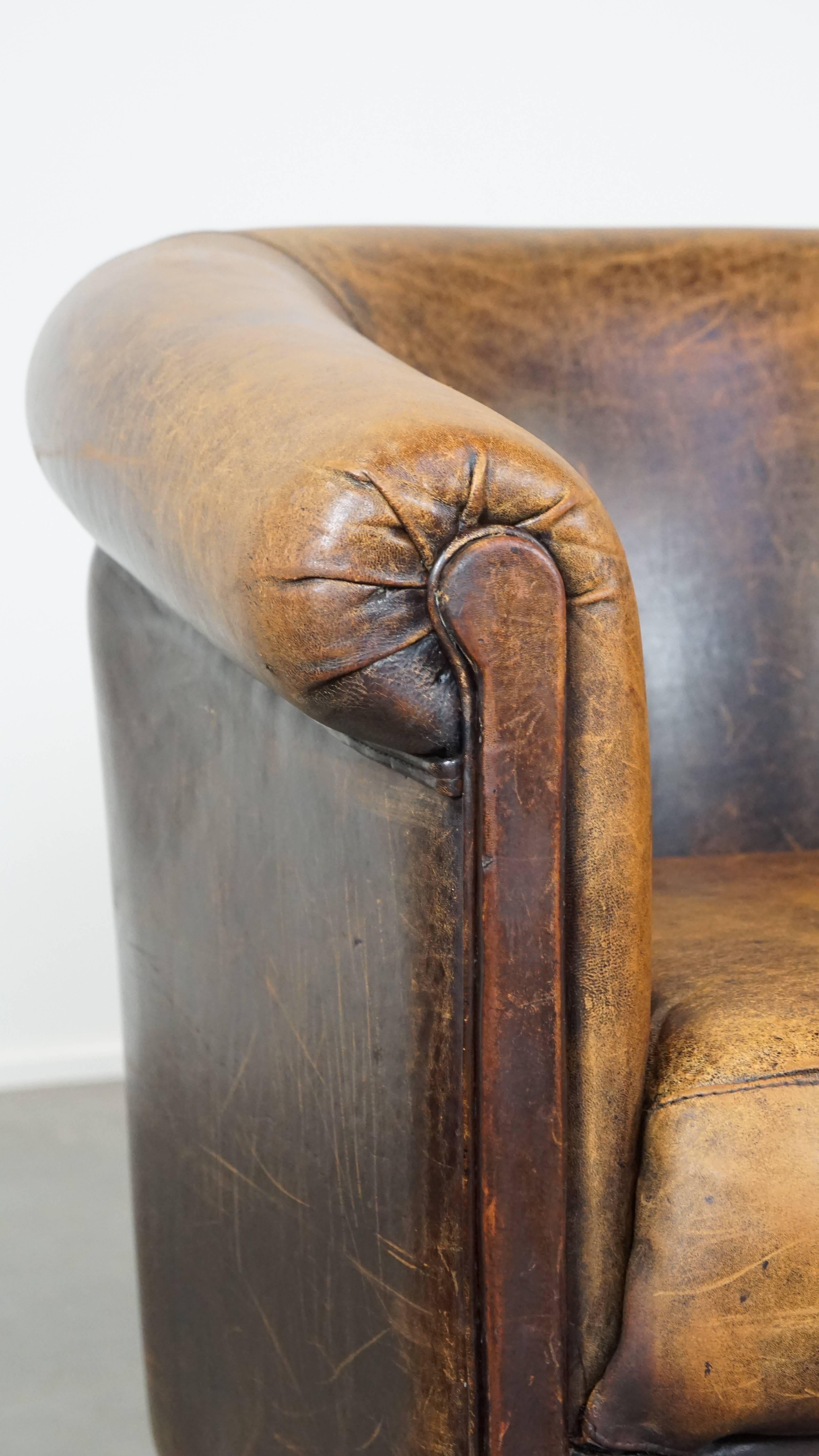Lot de 2 fauteuils club en cuir de mouton vintage, uniques, robustes et pleins de caractère en vente 4