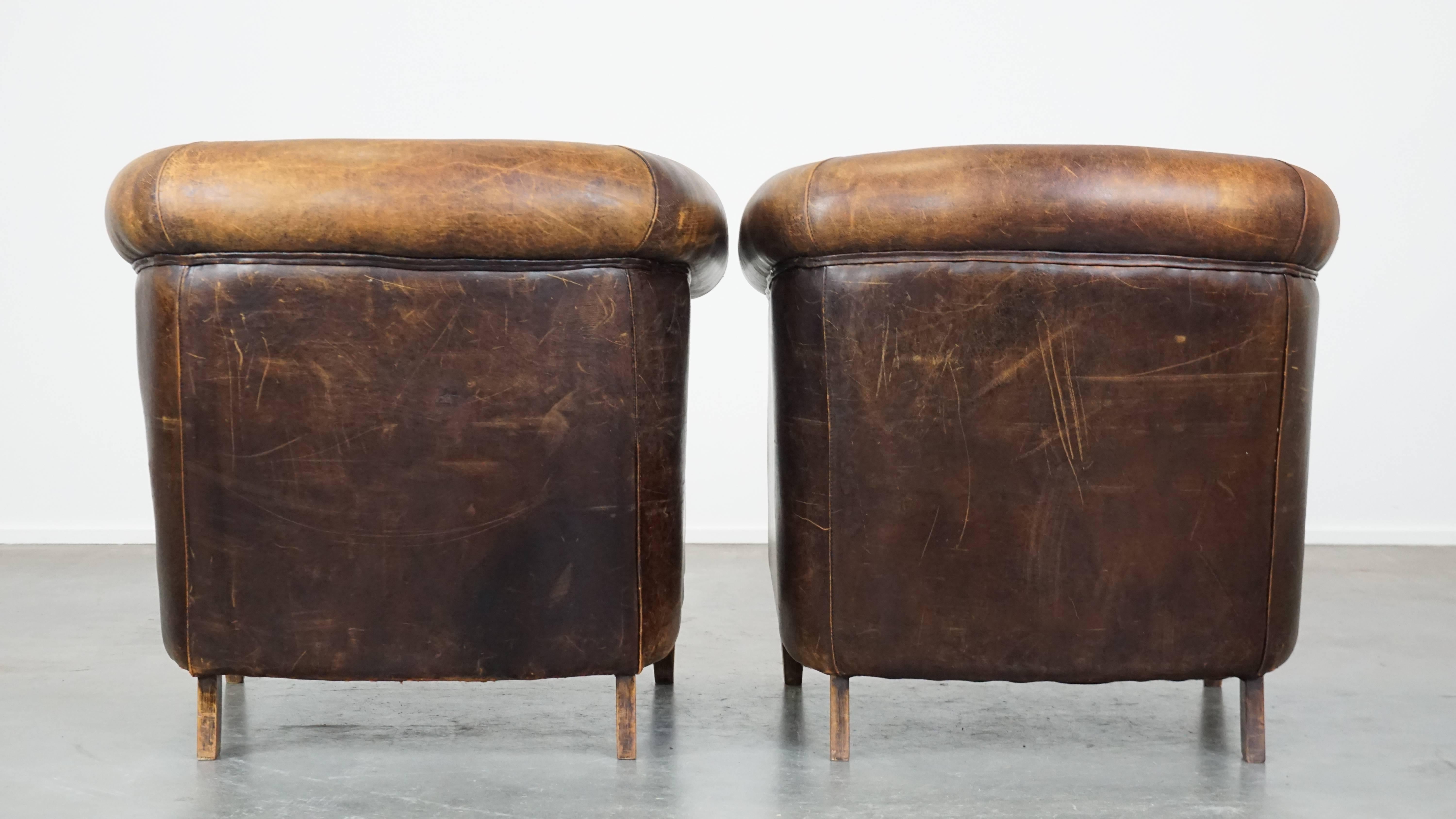 Fait main Lot de 2 fauteuils club en cuir de mouton vintage, uniques, robustes et pleins de caractère en vente