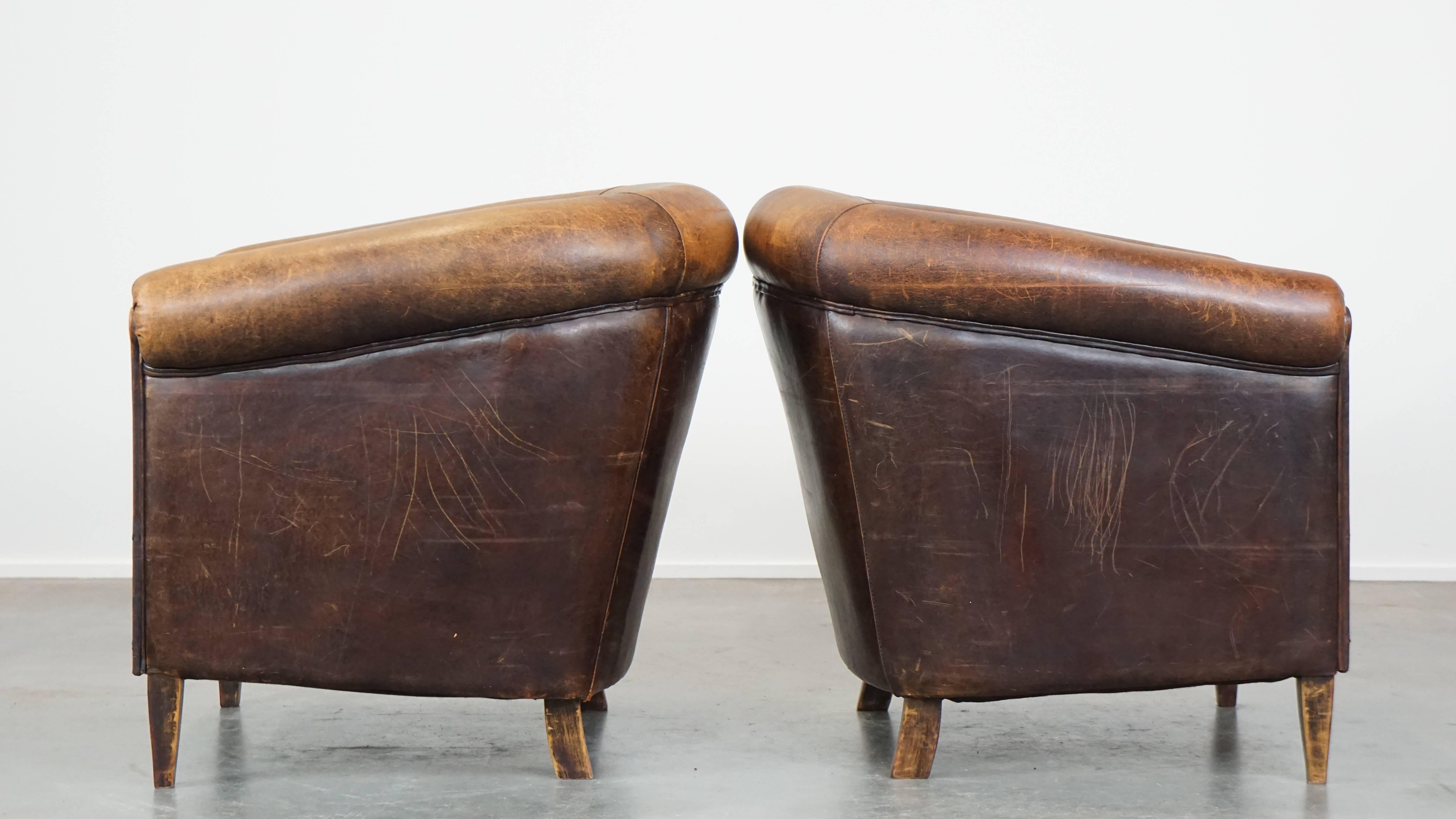 Lot de 2 fauteuils club en cuir de mouton vintage, uniques, robustes et pleins de caractère Bon état - En vente à Harderwijk, NL
