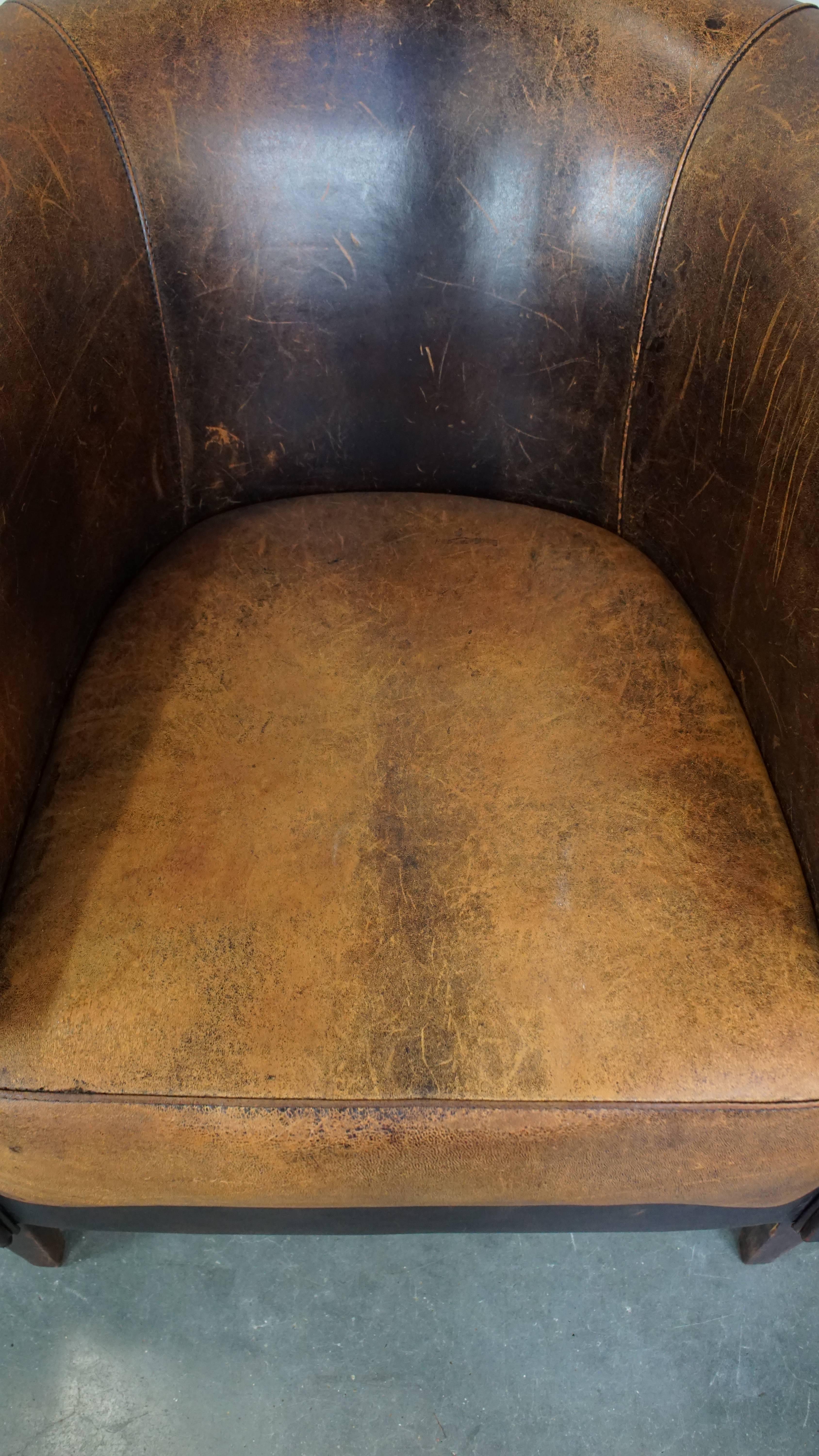 Cuir de mouton Lot de 2 fauteuils club en cuir de mouton vintage, uniques, robustes et pleins de caractère en vente