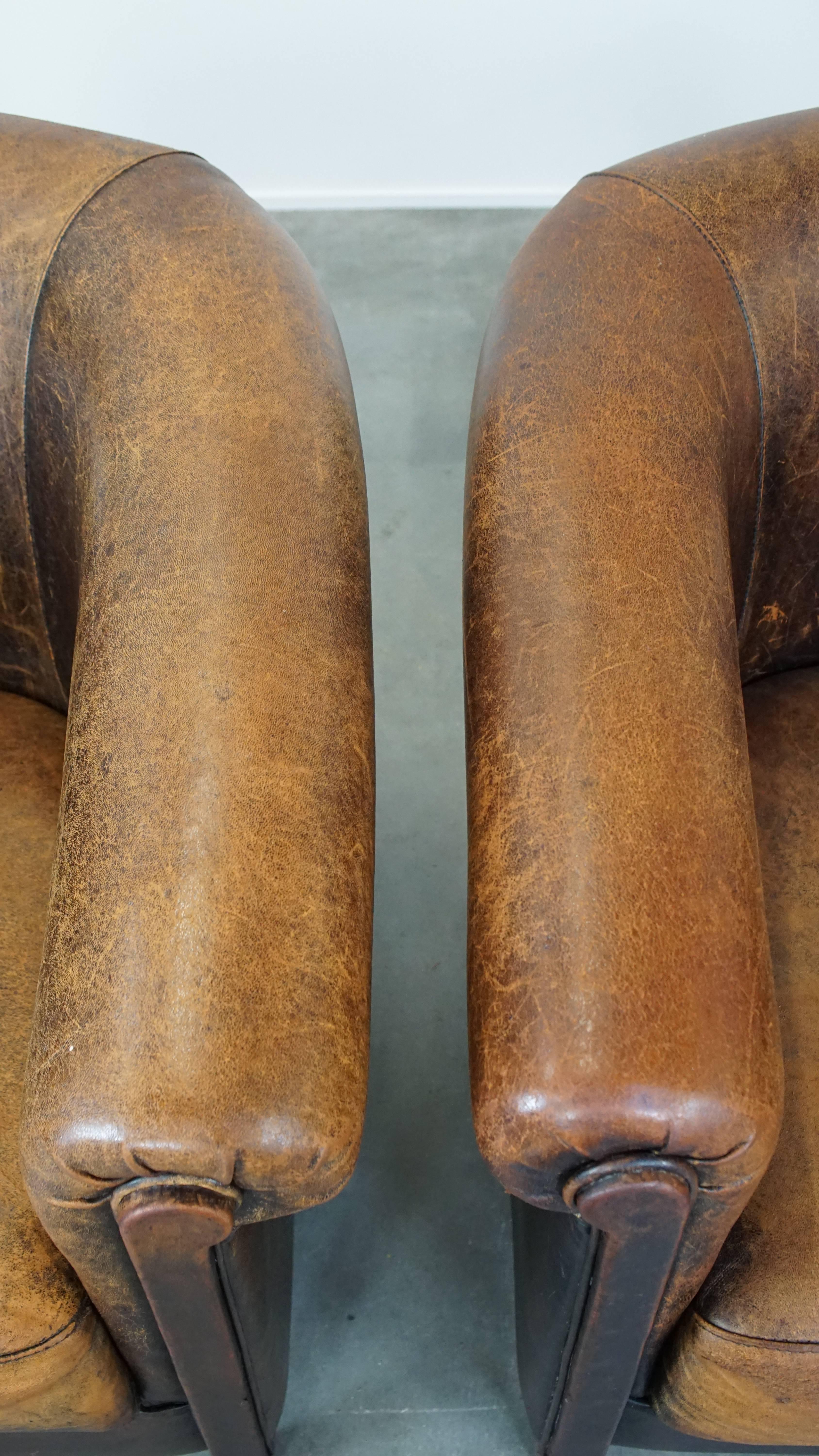 Lot de 2 fauteuils club en cuir de mouton vintage, uniques, robustes et pleins de caractère en vente 2