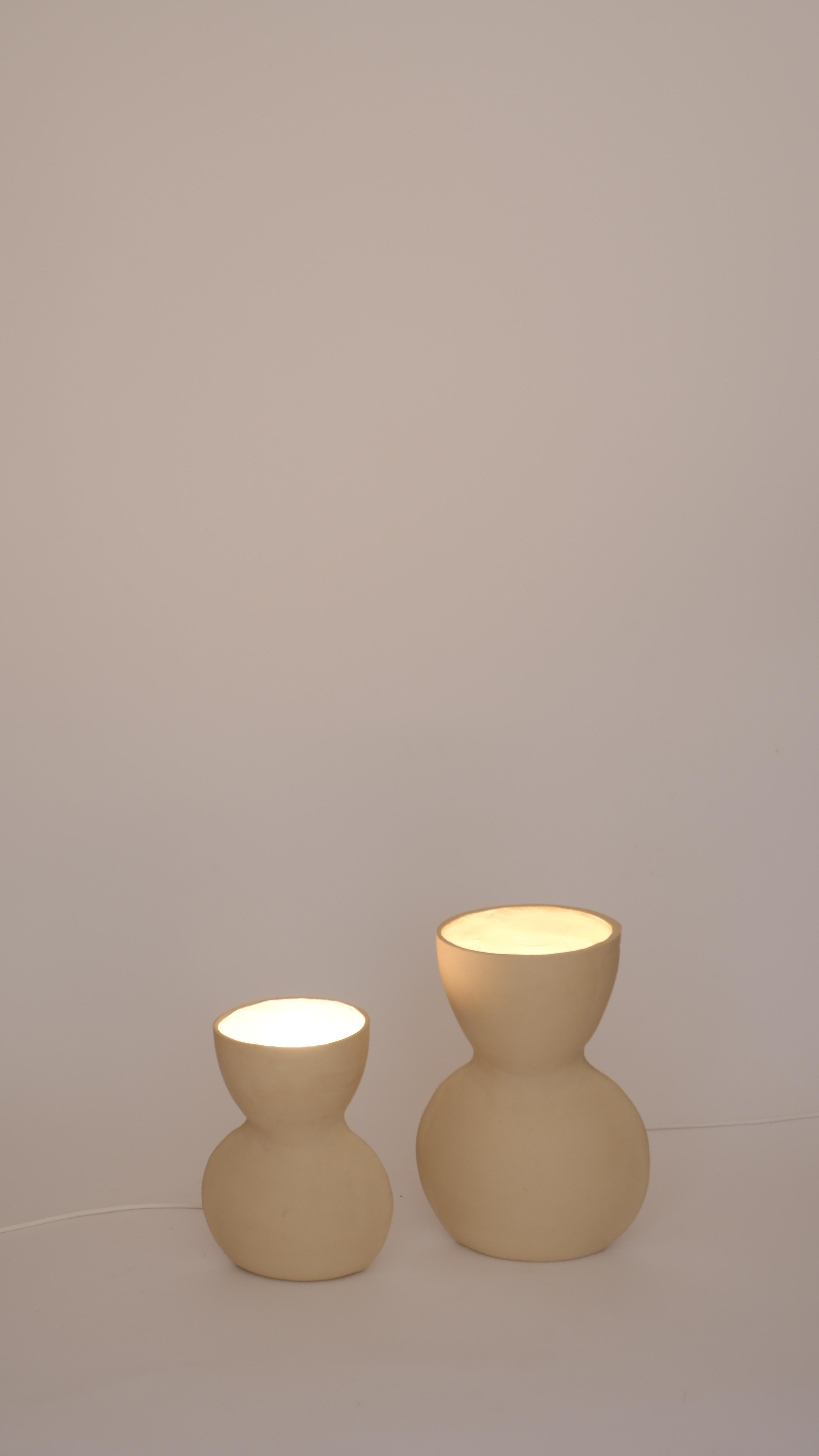 2er-Set weiße Unira-Lampen von Ia Kutateladze
Einzigartig.
Abmessungen: Klein: T 14 x B 18 x H 25 cm.
Bigli: T 17 x B 23 x H 32 cm. 
MATERIALIEN: Lehm.

Jedes Stück ist ein Unikat, da es in freier Handarbeit hergestellt wird. Verschiedene