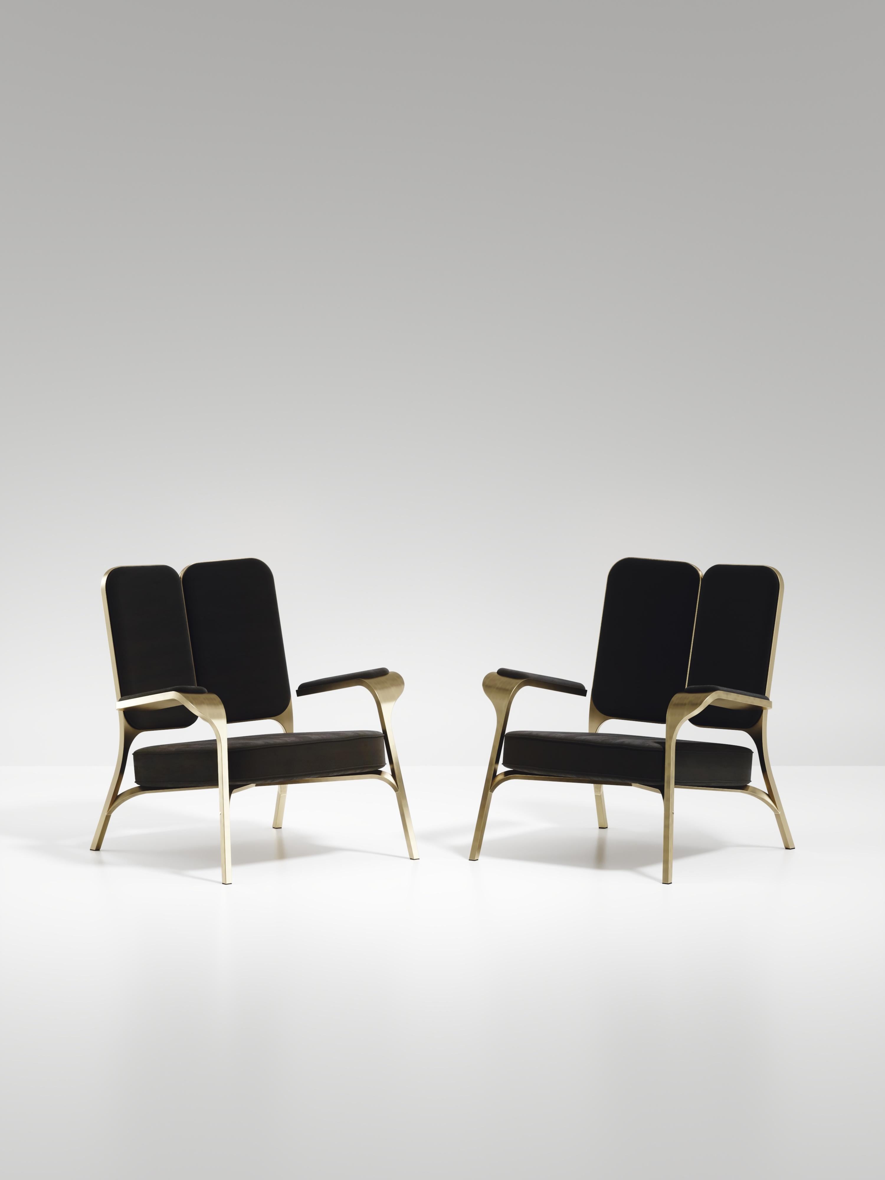 Fait main Ensemble de 2 fauteuils tapissés avec détails en laiton Bronze-Patina de R&Y Augousti en vente