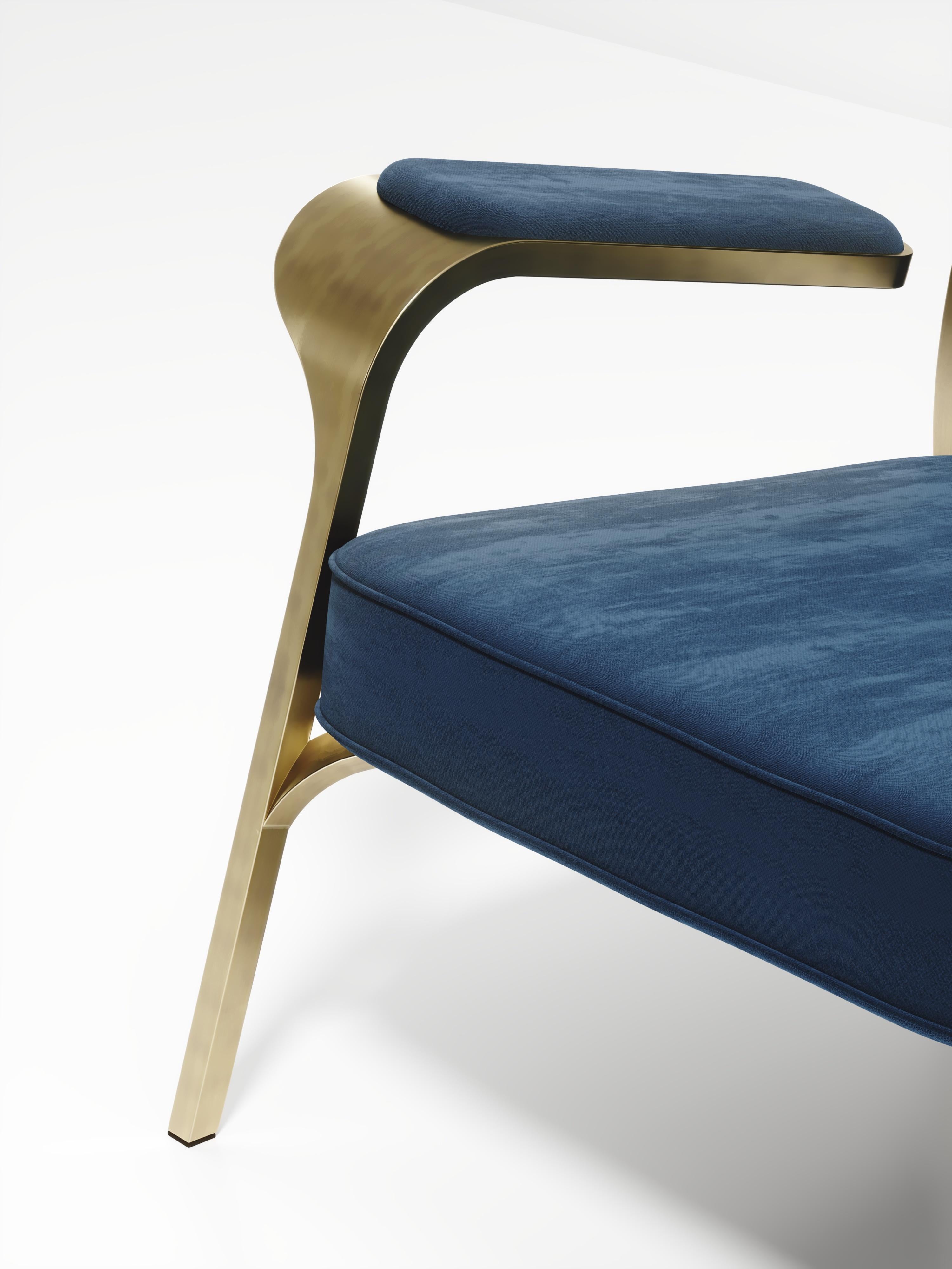 XXI secolo e contemporaneo Set di 2 poltrone imbottite con dettagli in ottone patinato bronzo di R & Y Augousti in vendita