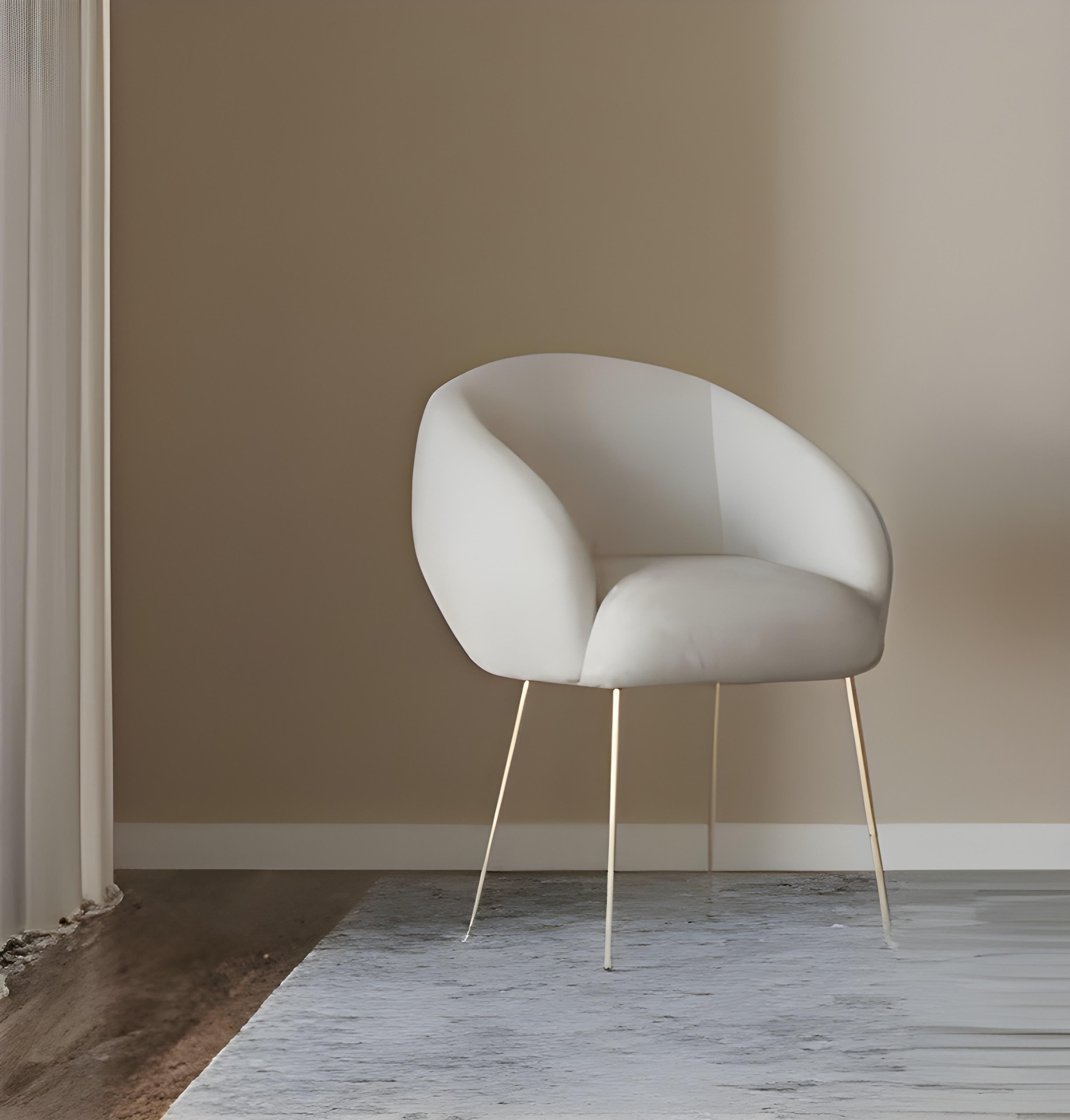 Set di 2 sedie da pranzo imbottite con gambe affusolate in ottone. In condizioni Nuovo in vendita a NEW YORK, NY