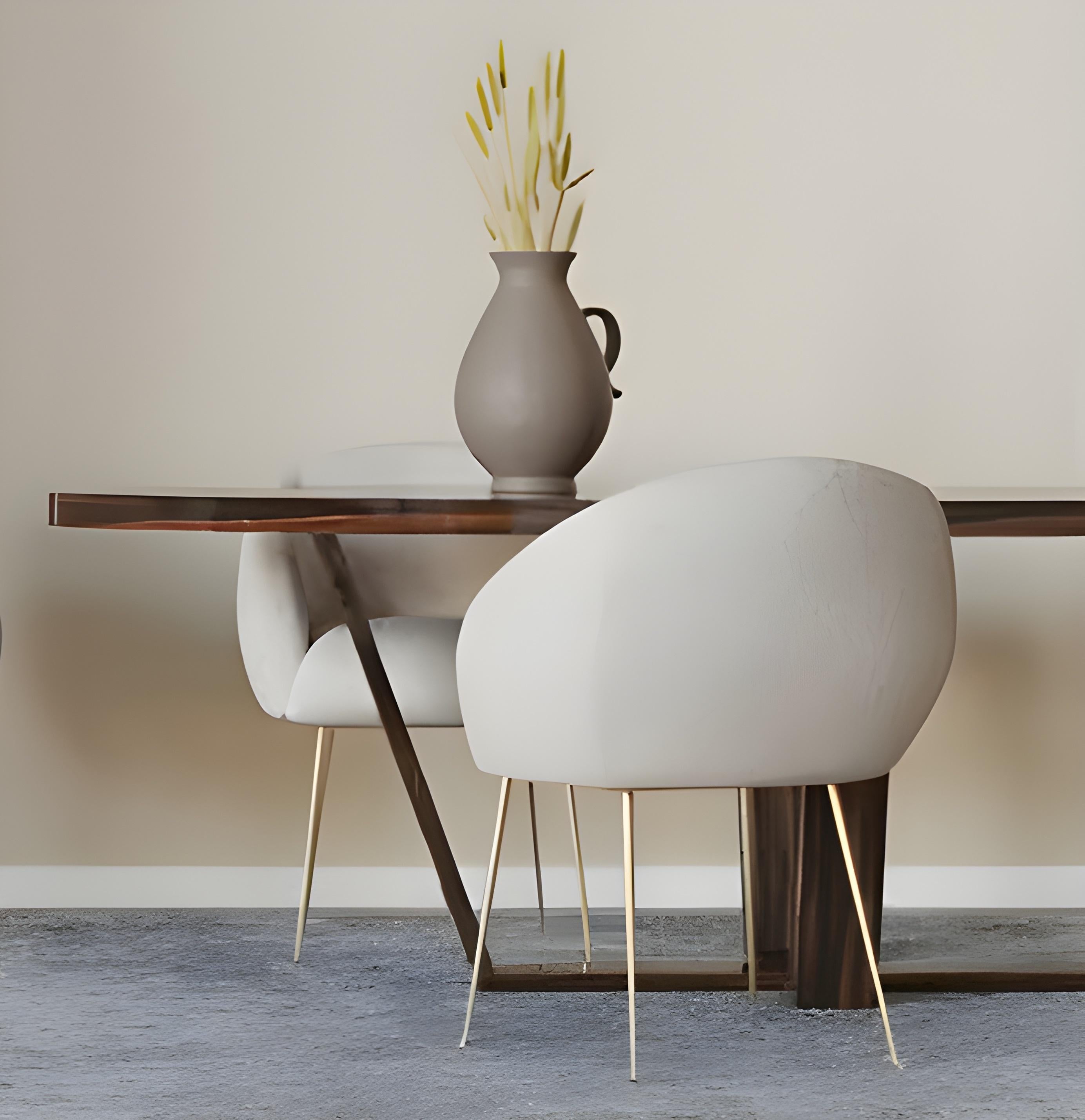 XXI secolo e contemporaneo Set di 2 sedie da pranzo imbottite con gambe affusolate in ottone. in vendita