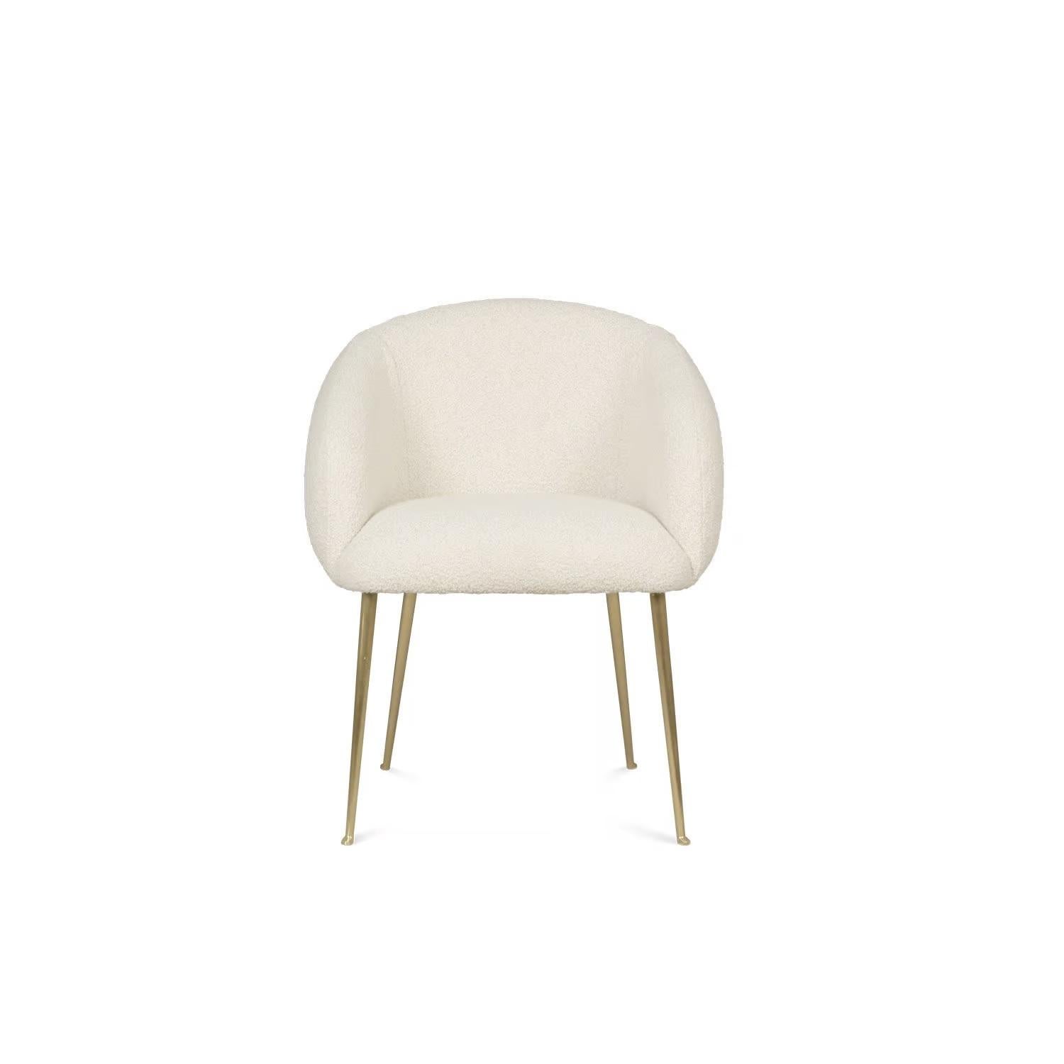 Questa sedia è rivestita in tessuto boucle, che offre comfort e stile. Le sue robuste gambe in ottone offrono una combinazione di forza ed eleganza al design complessivo.
Dimensioni: Larghezza 24,4
