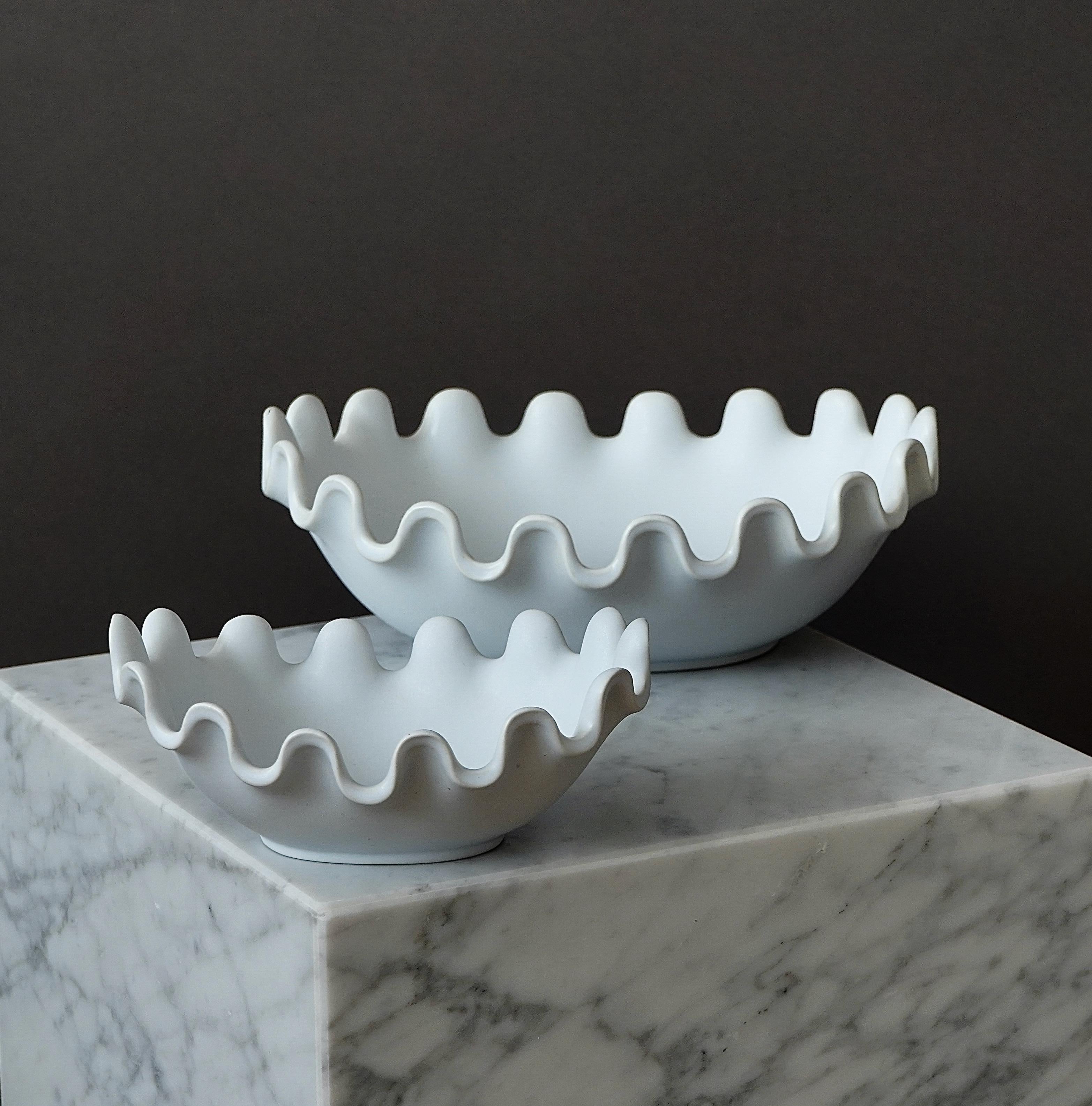 Set of 2 beautiful 'Våga' bowls. Stoneware with 'Carrara' glaze.
Made by Wilhelm Kåge at Gustavsberg Studio in Sweden, 1940s. 
'Swedish Modern'.

Excellent condition. 
Stamped 'Gustavsberg Studio / VÅGA / KÅGE / CARRARA'.

Wilhelm Kåge was a Swedish