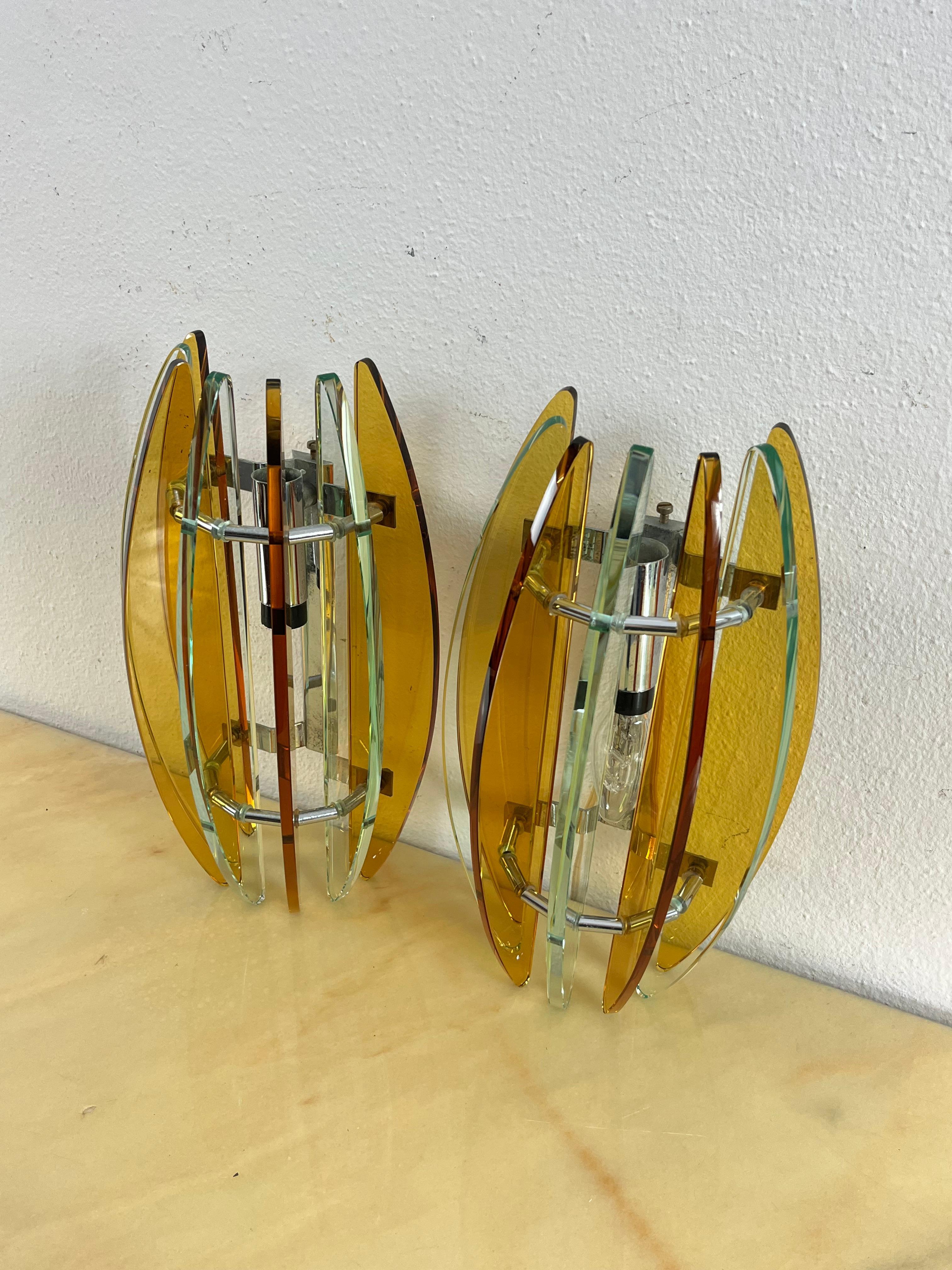 Set di 2 lampade da parete in vetro di Murano colorato Veca, anni '70
Condit e in buone condizioni.
Struttura in metallo. Lampada E14.