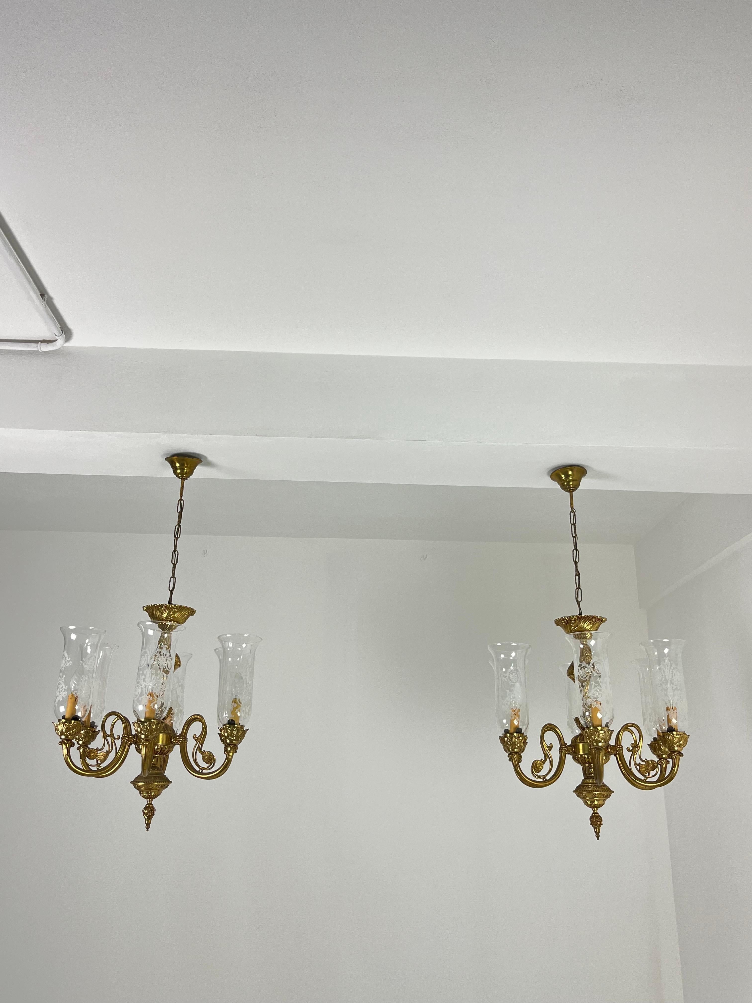 Italiano Set di 2 lampadari veneziani a 6 luci in ottone e vetro di Murano 1960s in vendita