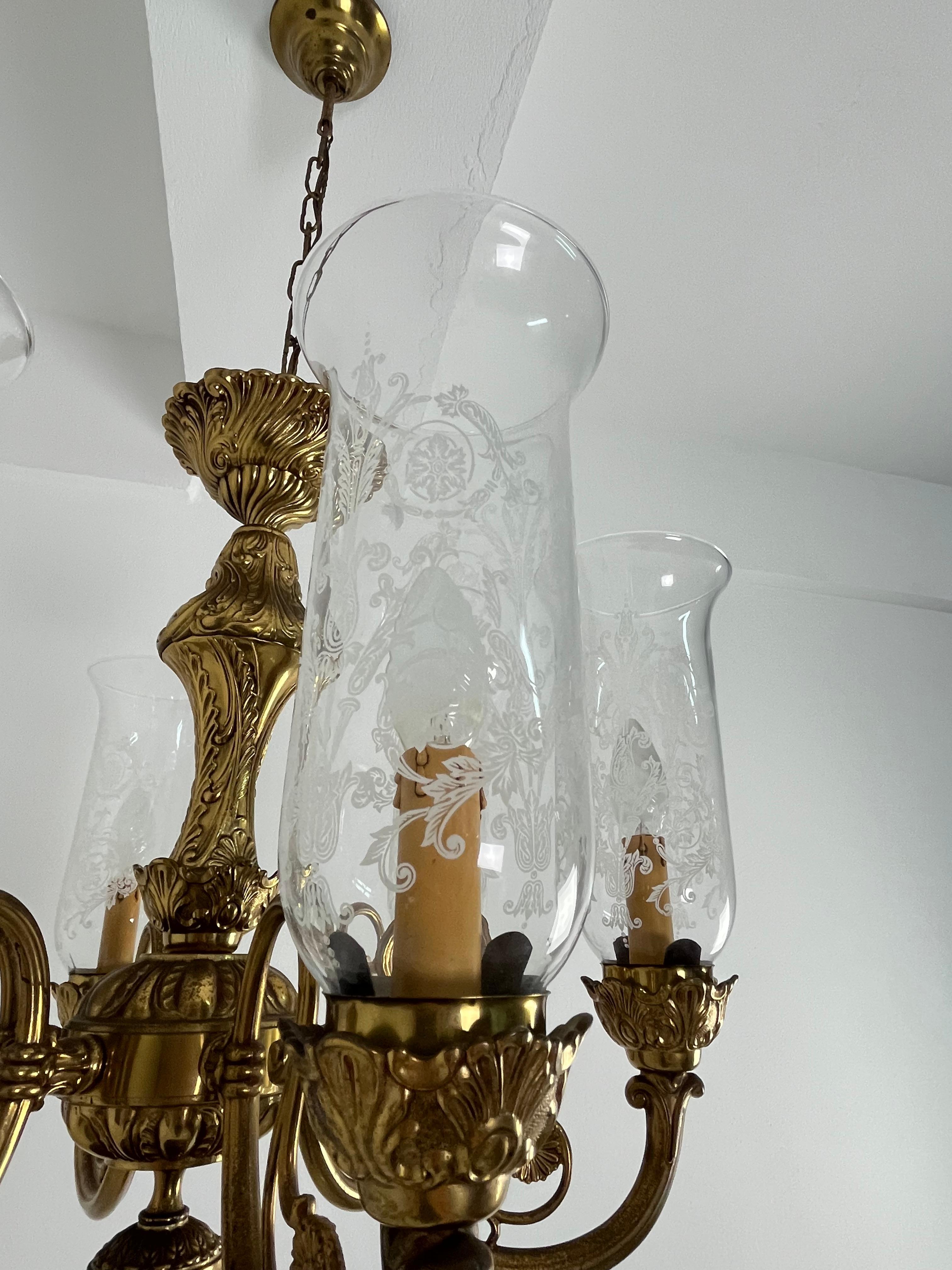 Metà XX secolo Set di 2 lampadari veneziani a 6 luci in ottone e vetro di Murano 1960s in vendita
