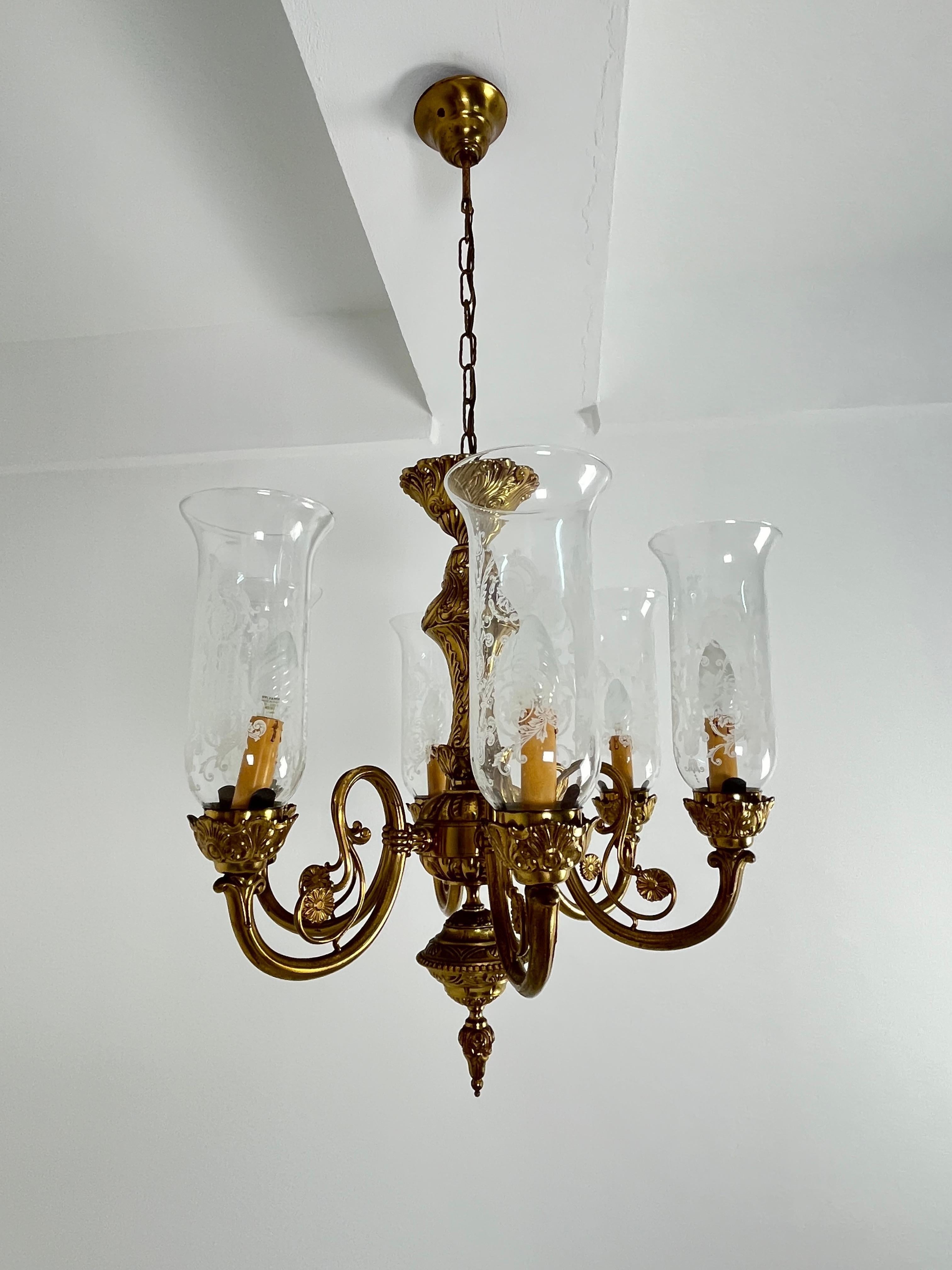 Ottone Set di 2 lampadari veneziani a 6 luci in ottone e vetro di Murano 1960s in vendita
