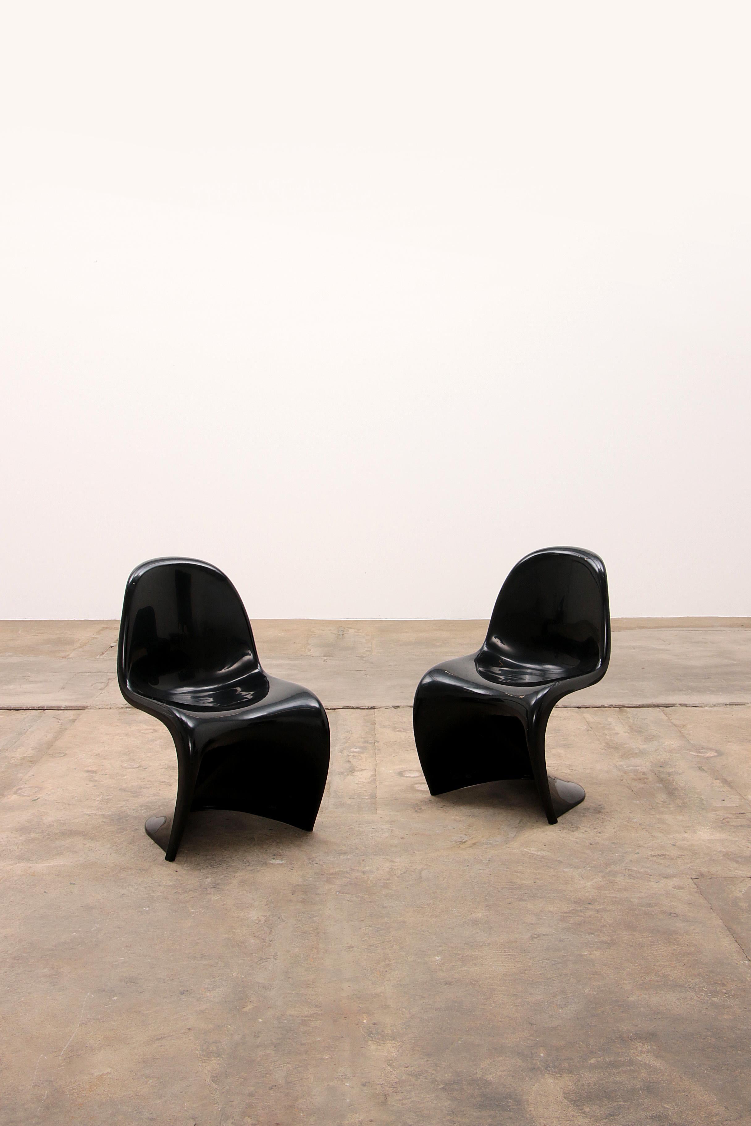 Set of 2 black chairs, original Verner Panton Vitra design classics.
The Panton Chair is a true design classic from the 1960s.

designer: Verner Panton
manufacturer: Herman Miller
Year of construction: 1971 - 1976 (This set) completely original