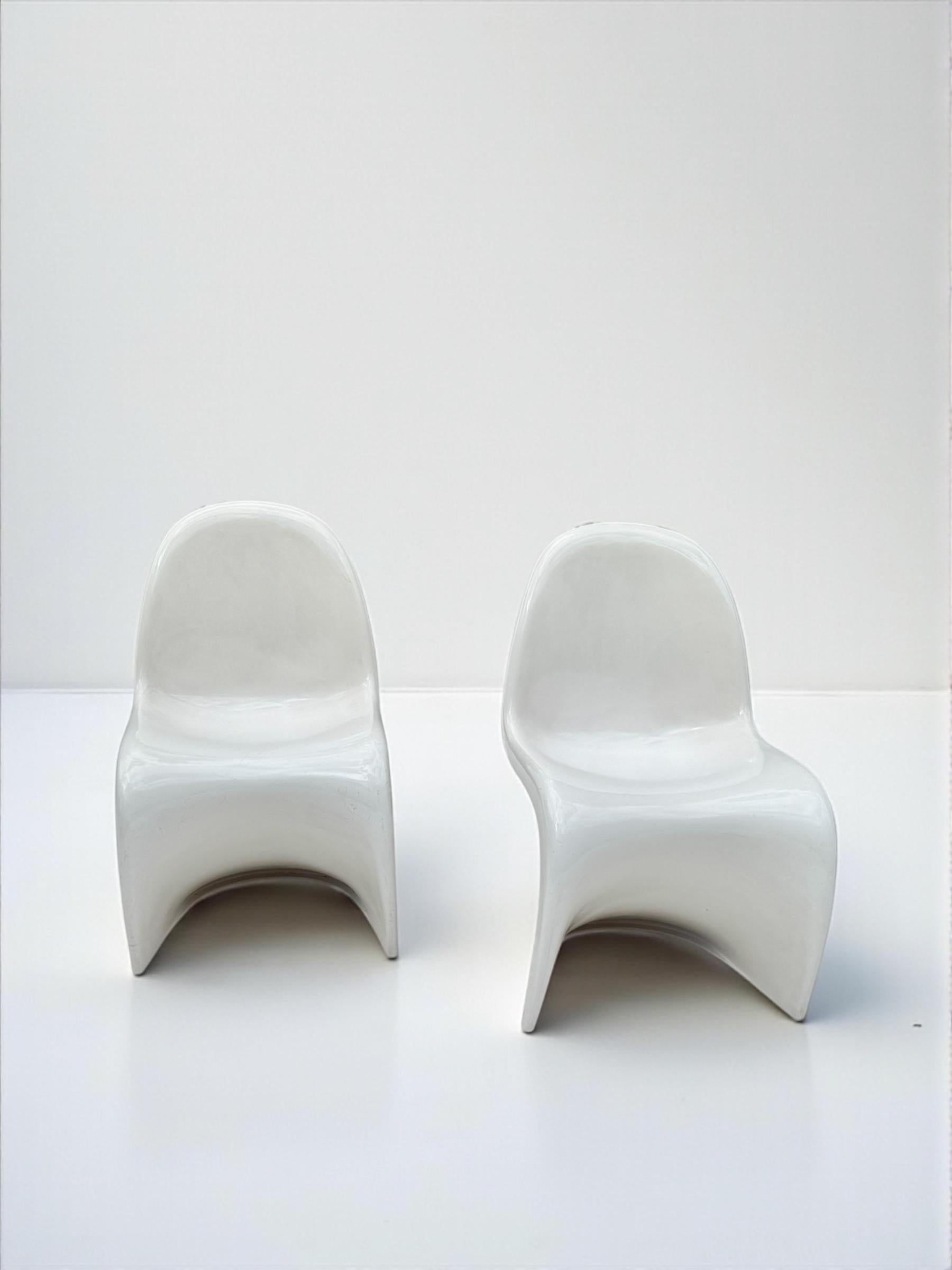 Der S-Stuhl aus Fiberglas von Verner Panton für Herman Miller, W. Deutschland, Ausgabe 1973. Diese höchst innovative Ikone ihrer Zeit war bahnbrechend in Bezug auf Herstellung und Design. Der aus einem Stück geformte, geschwungene Silhouette macht
