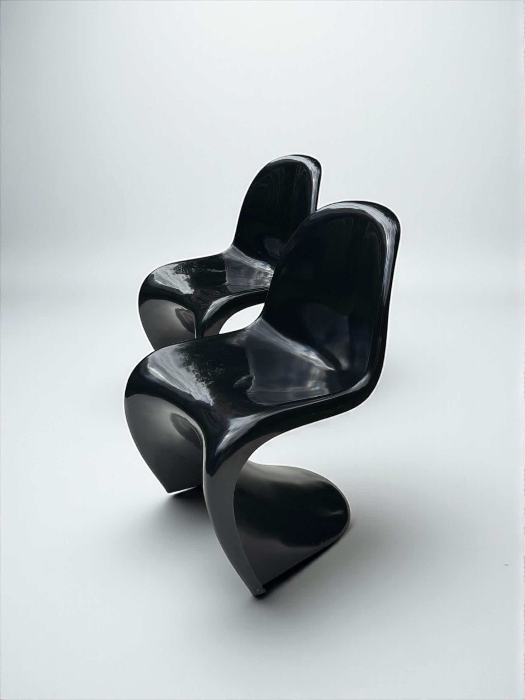 Der S-Stuhl aus Fiberglas von Verner Panton für Herman Miller, W. Deutschland, Ausgabe 1971. Diese hochinnovative Ikone ihrer Zeit war bahnbrechend in der Herstellung und im Design. Einteilig und in gebogener Silhouette geformt, ist der Stuhl sowohl
