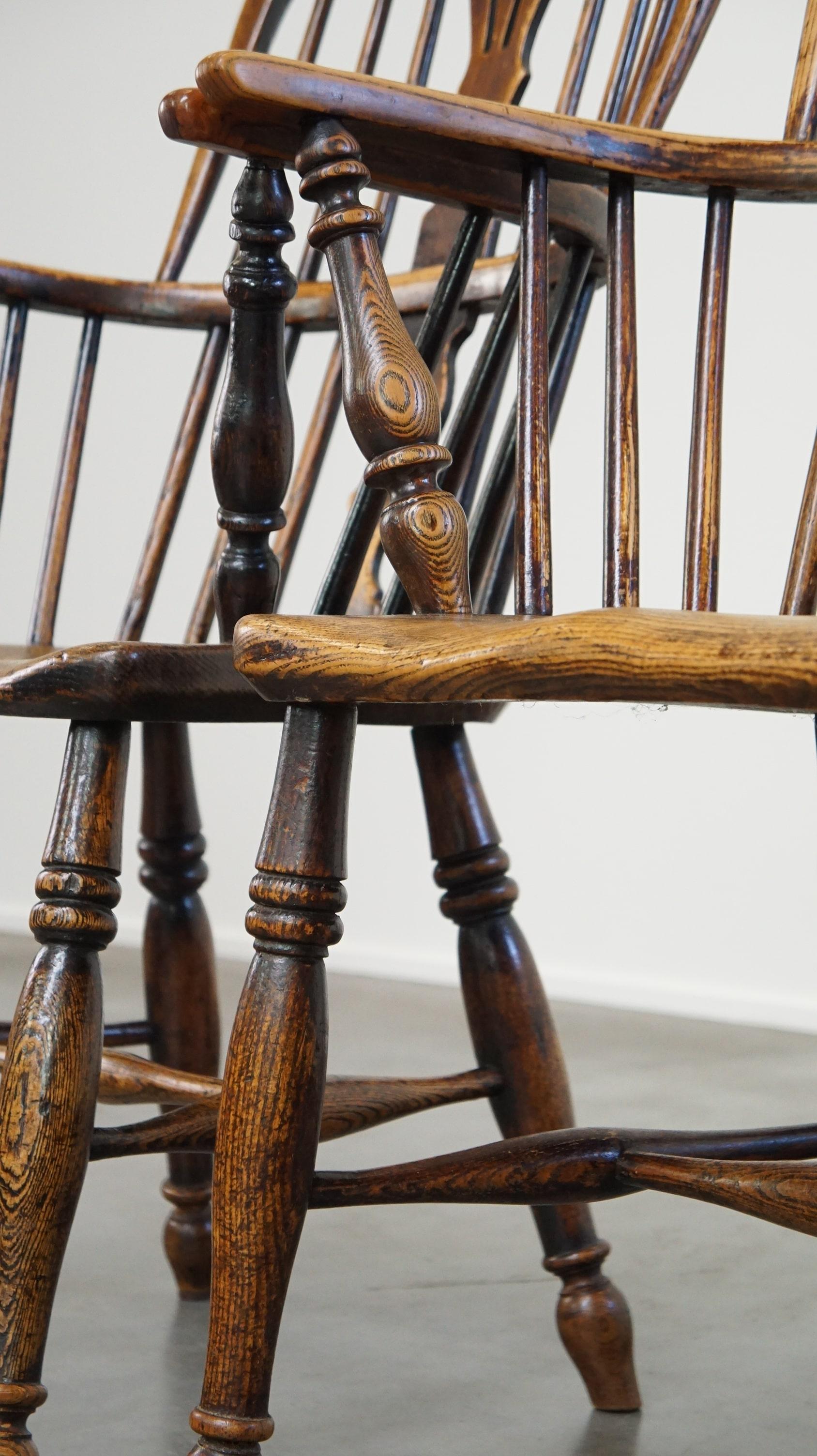 Ensemble de 2 très charmantes chaises de salle à manger anglaises anciennes à dossier haut Windsor en vente 3
