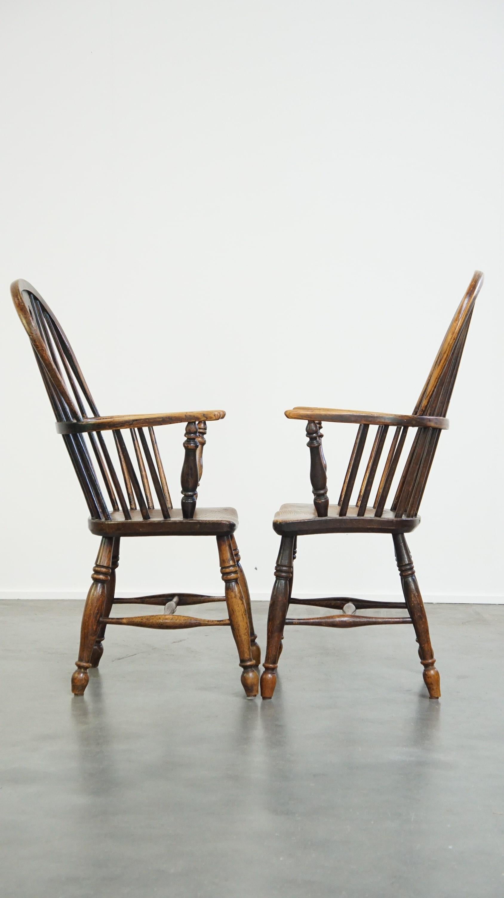 Cet ensemble fantastique de chaises de salle à manger Windsor antiques a développé une merveilleuse patine au fil des ans. Ils sont dotés d'un dossier en forme de fuseau et d'une assise aux formes élégantes. Non seulement ils sont fonctionnels, mais