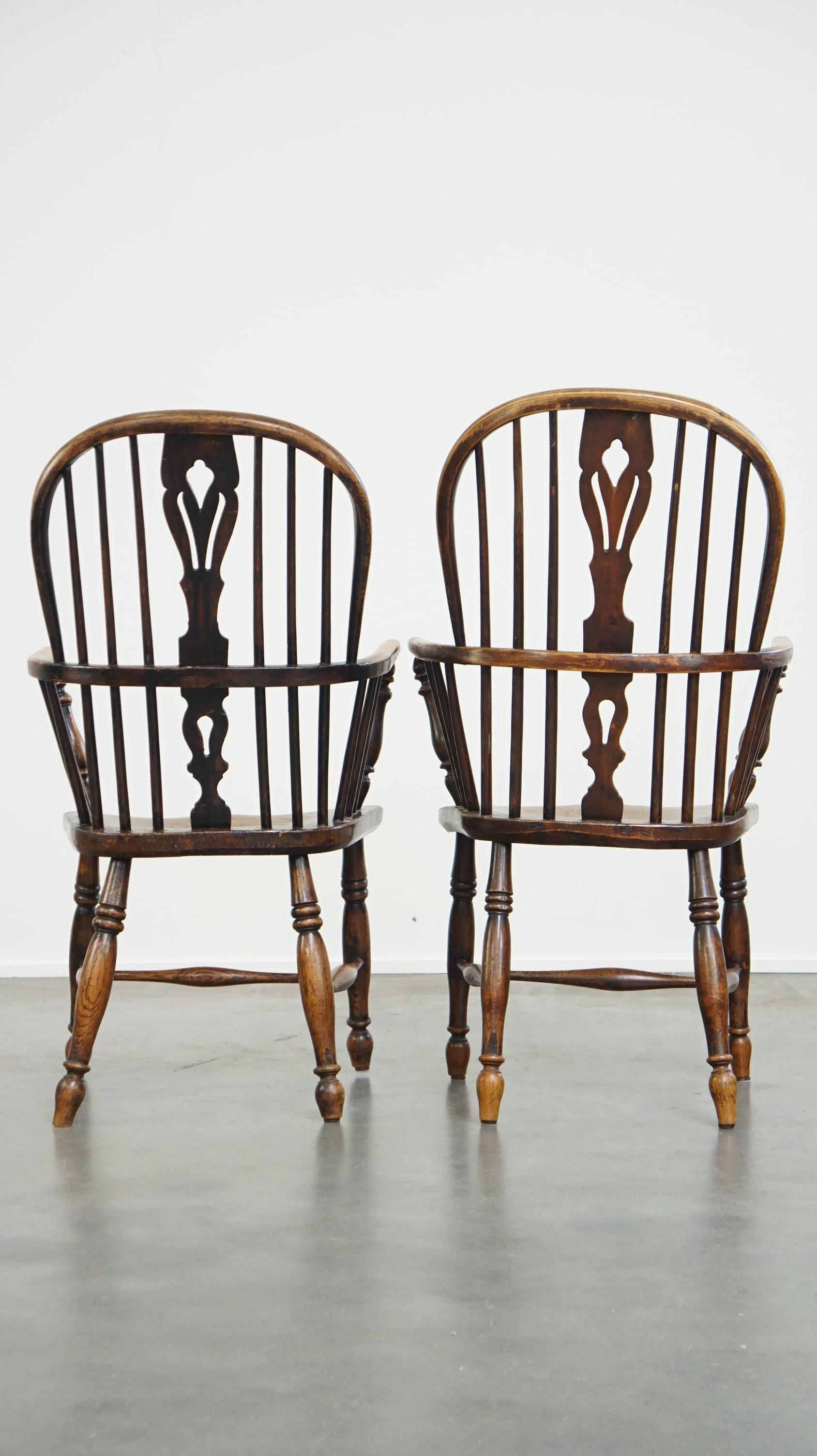 Anglais Ensemble de 2 très charmantes chaises de salle à manger anglaises anciennes à dossier haut Windsor en vente