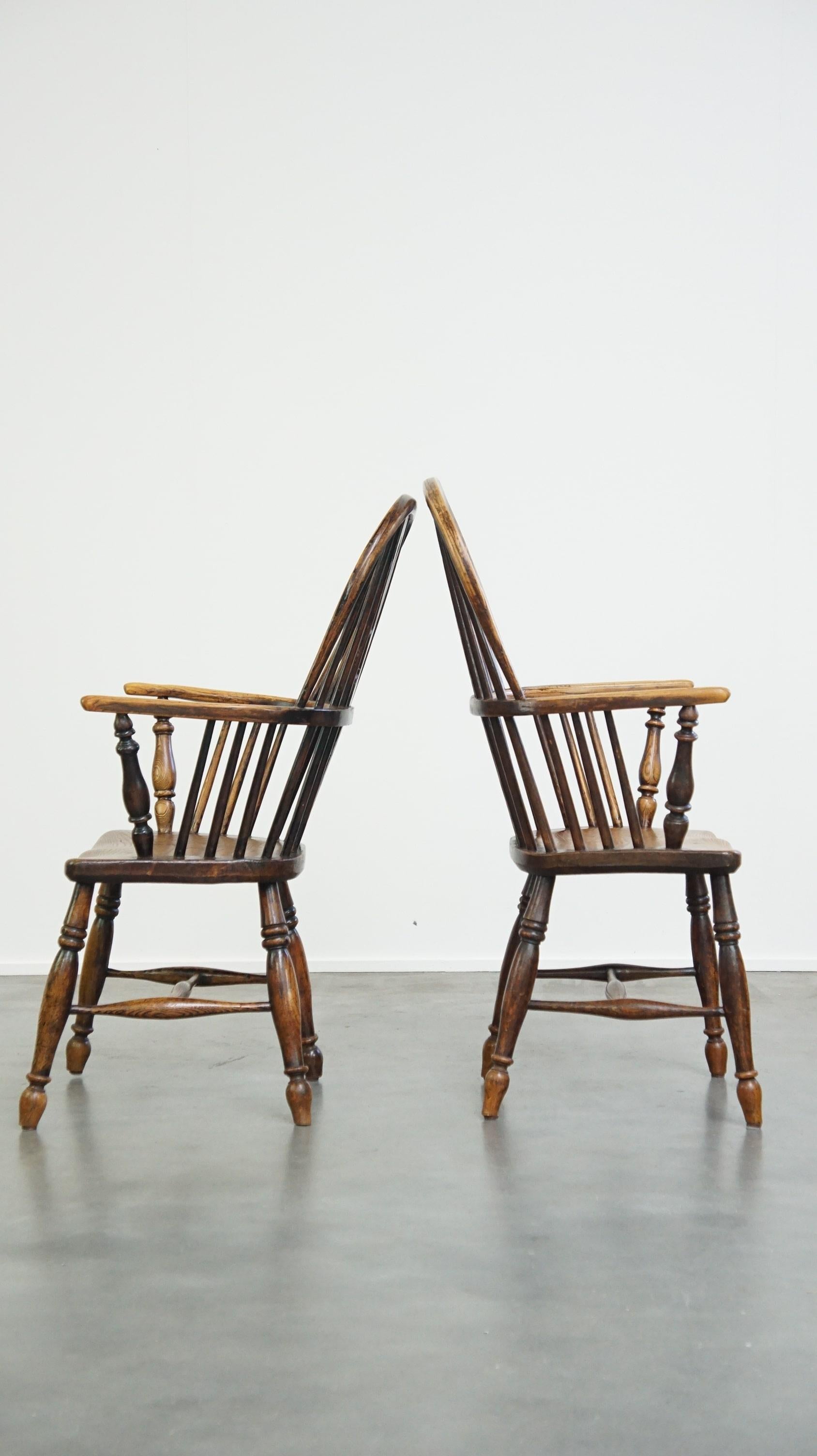 Fait main Ensemble de 2 très charmantes chaises de salle à manger anglaises anciennes à dossier haut Windsor en vente
