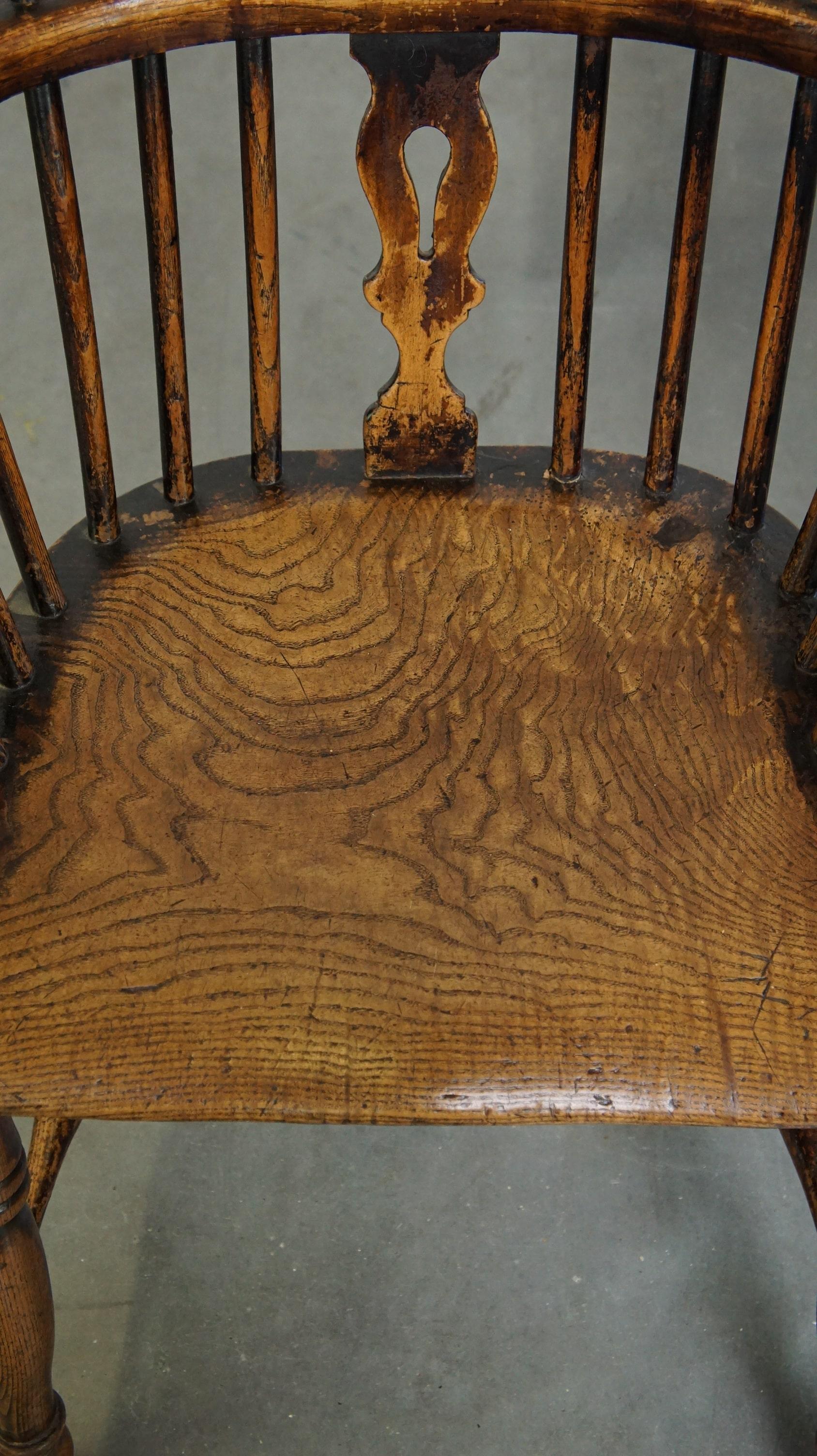 Ensemble de 2 très charmantes chaises de salle à manger anglaises anciennes à dossier haut Windsor État moyen - En vente à Harderwijk, NL
