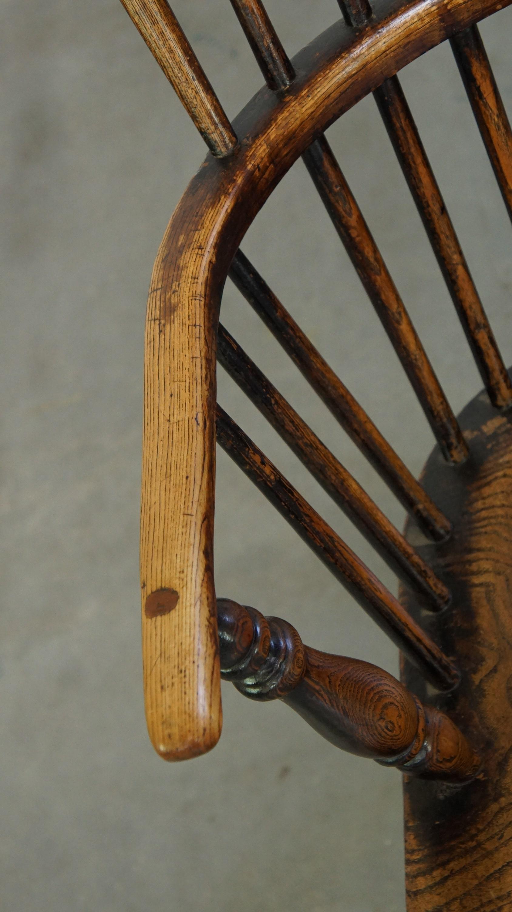 Bois Ensemble de 2 très charmantes chaises de salle à manger anglaises anciennes à dossier haut Windsor en vente