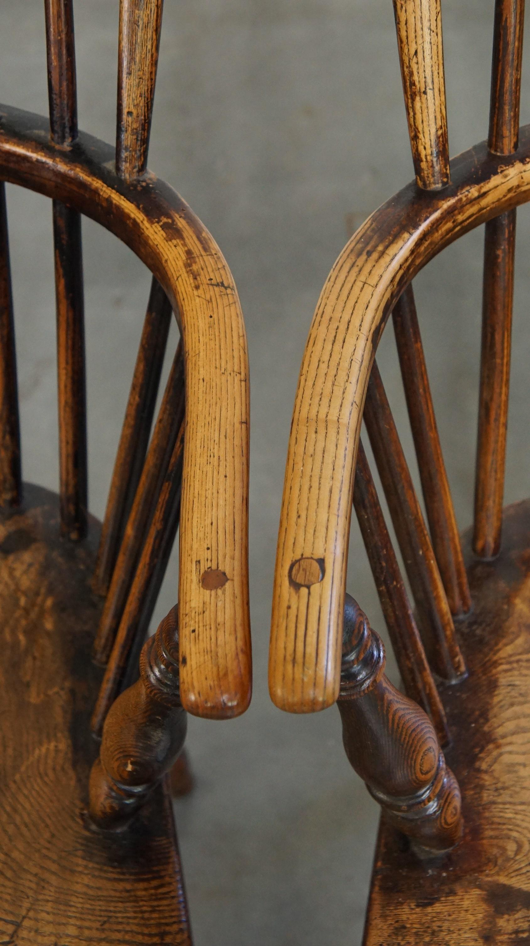 Ensemble de 2 très charmantes chaises de salle à manger anglaises anciennes à dossier haut Windsor en vente 1