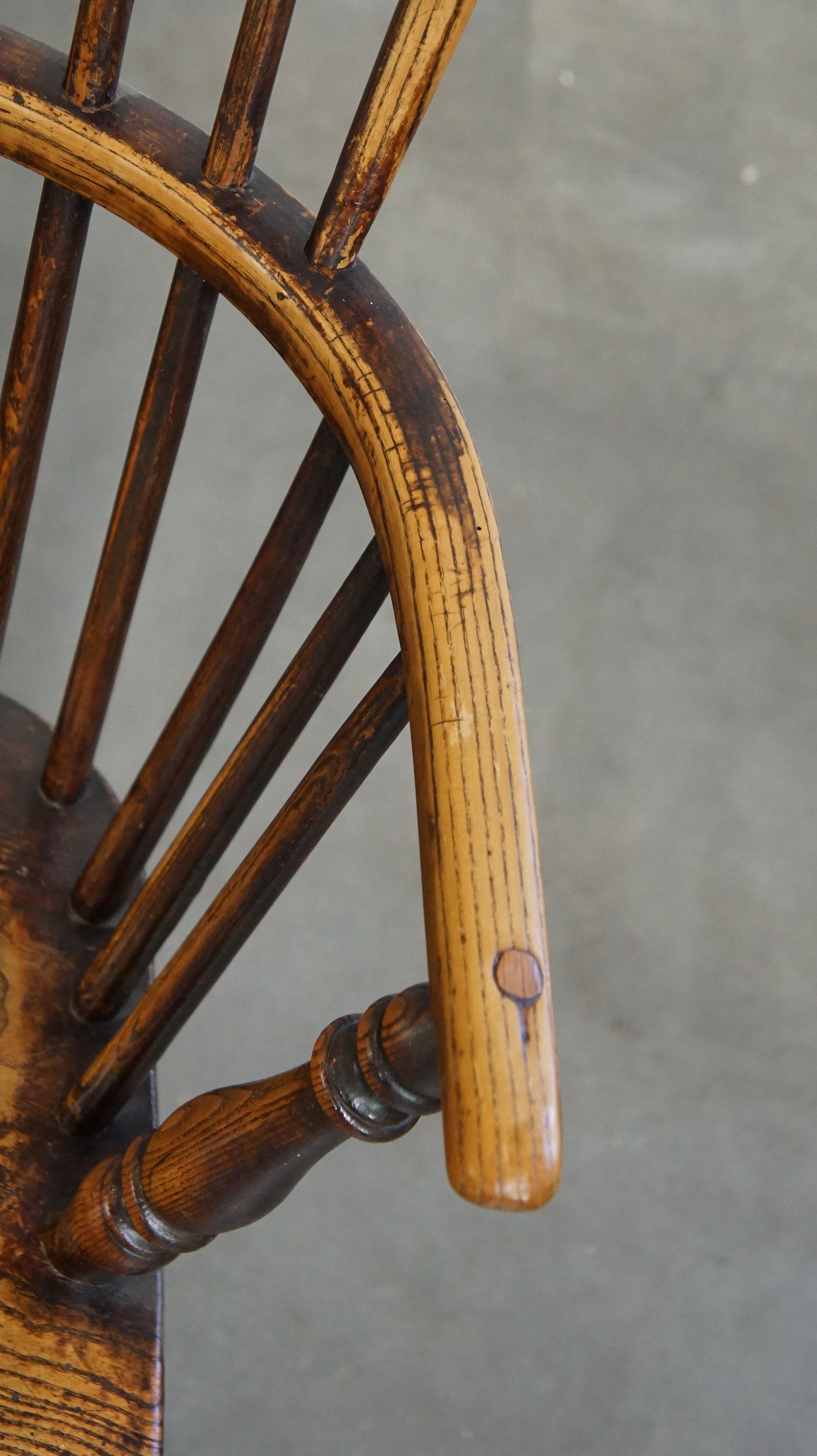 Ensemble de 2 très charmantes chaises de salle à manger anglaises anciennes à dossier haut Windsor en vente 2
