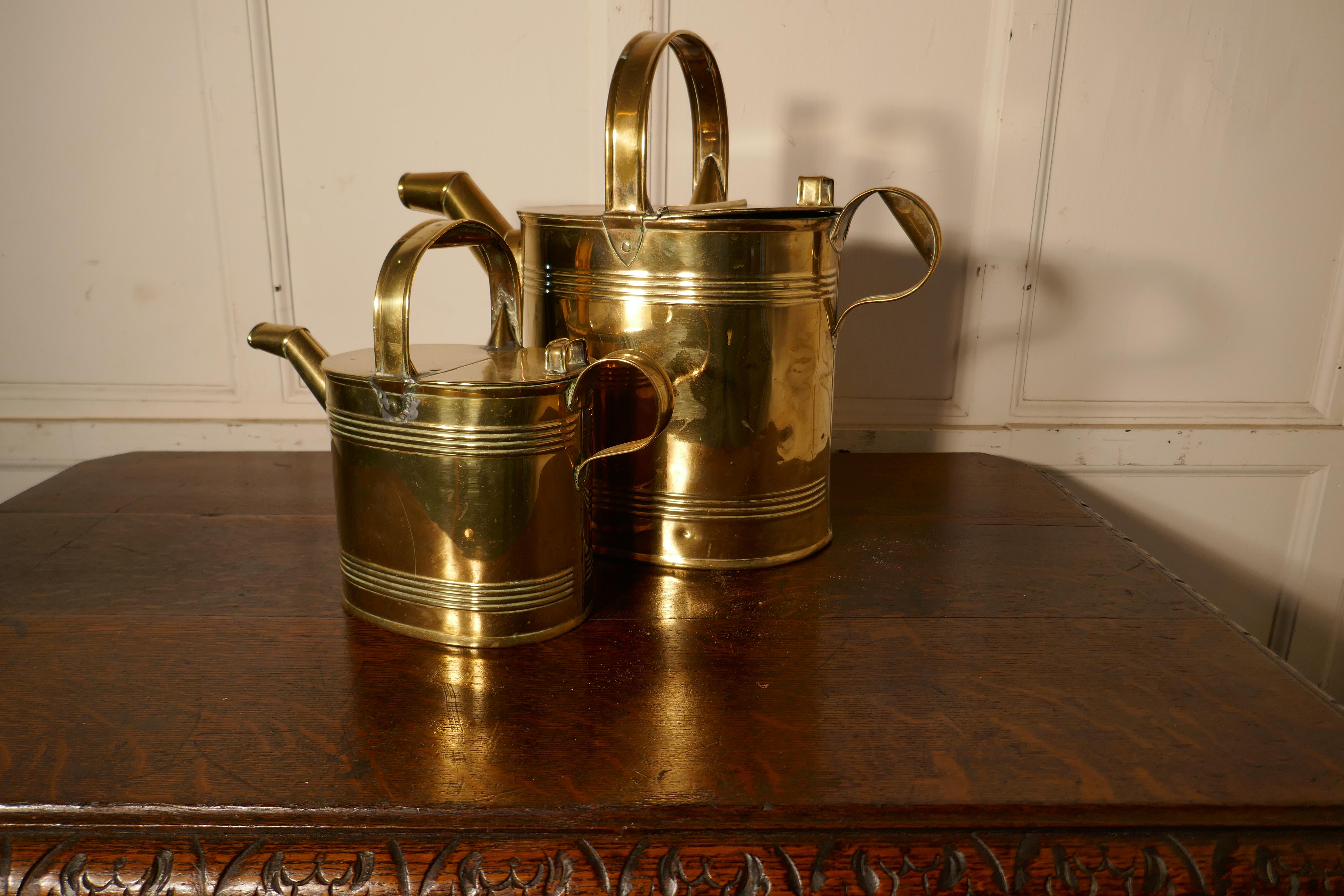 Ensemble de 2 pichets d'eau chaude victoriens en laiton Bon état - En vente à Godshill, Isle of Wight