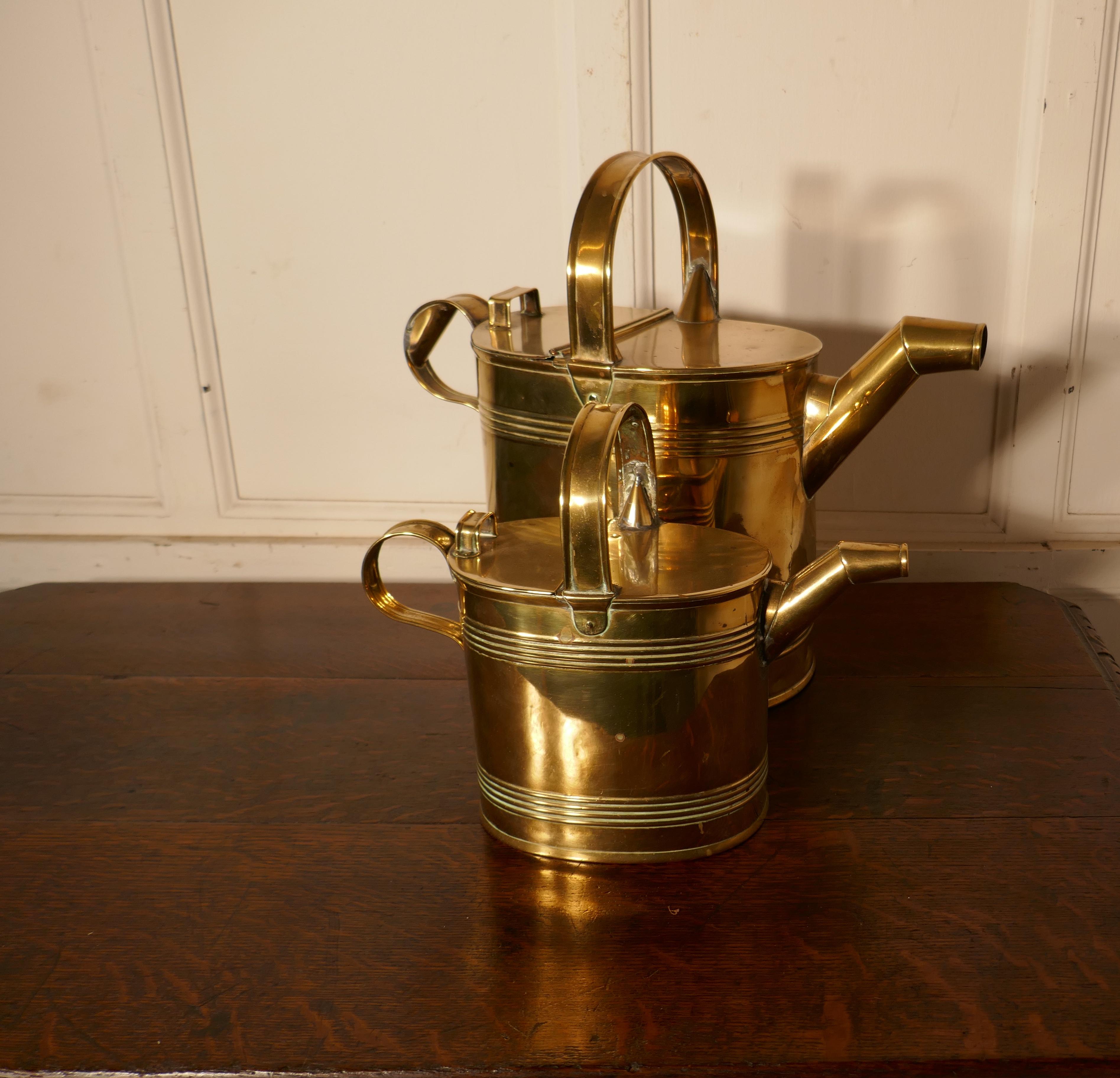 Set of 2 Victorian Brass Hot Water Jugs In Good Condition For Sale In Chillerton, Isle of Wight