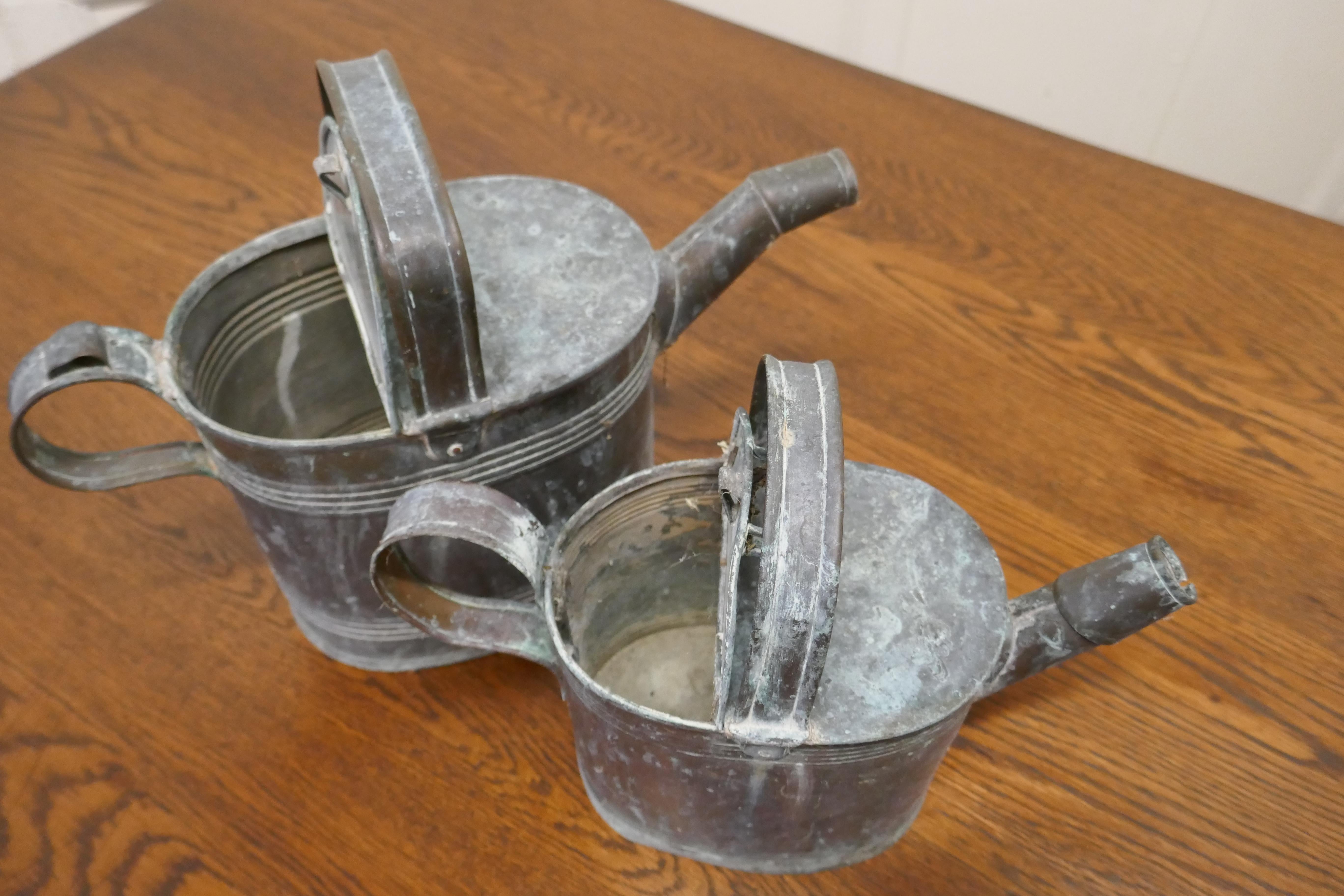 Ottone Set di 2 brocche per l'acqua calda in ottone di epoca vittoriana, originali in Verdigris in vendita