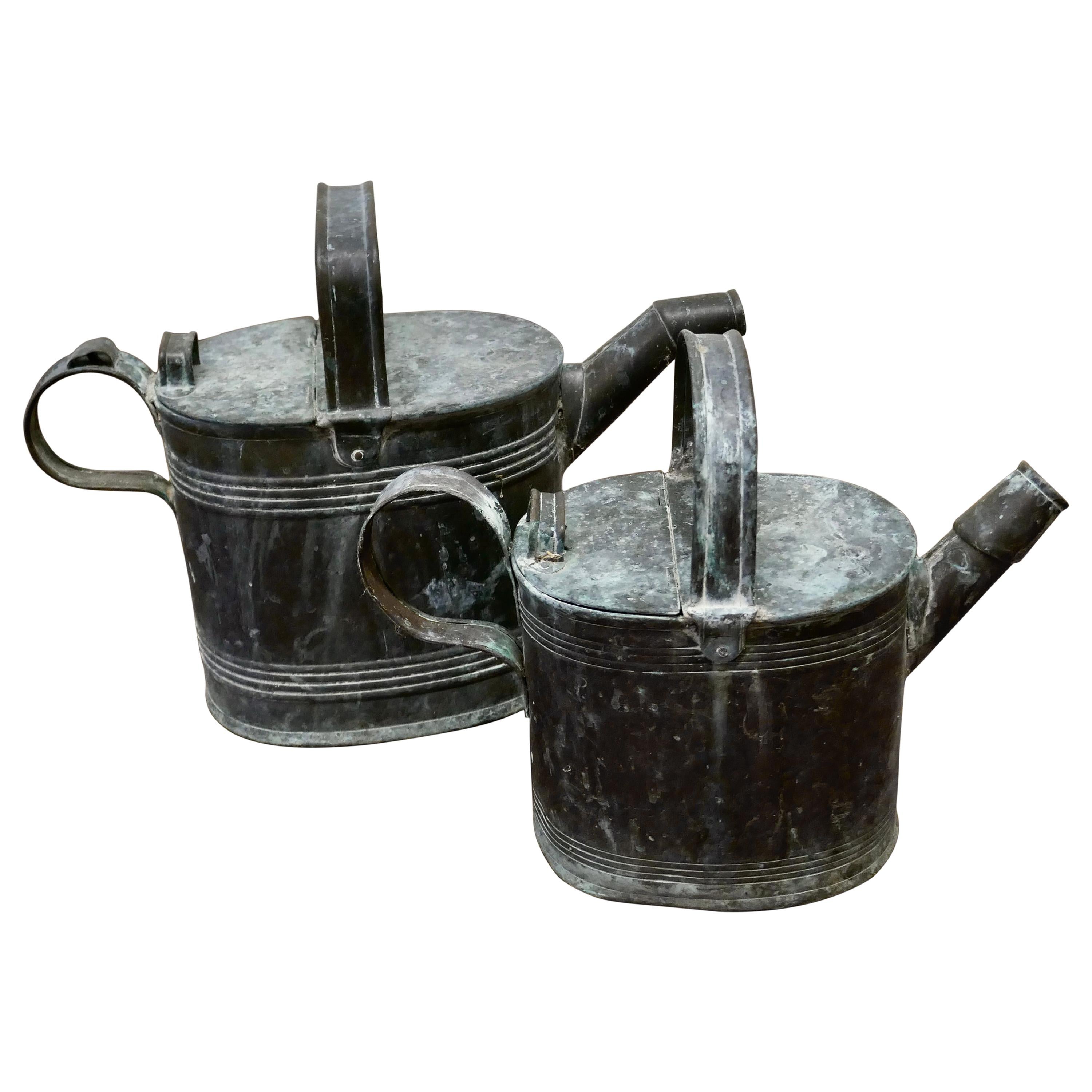 Set di 2 brocche per l'acqua calda in ottone di epoca vittoriana, originali in Verdigris in vendita