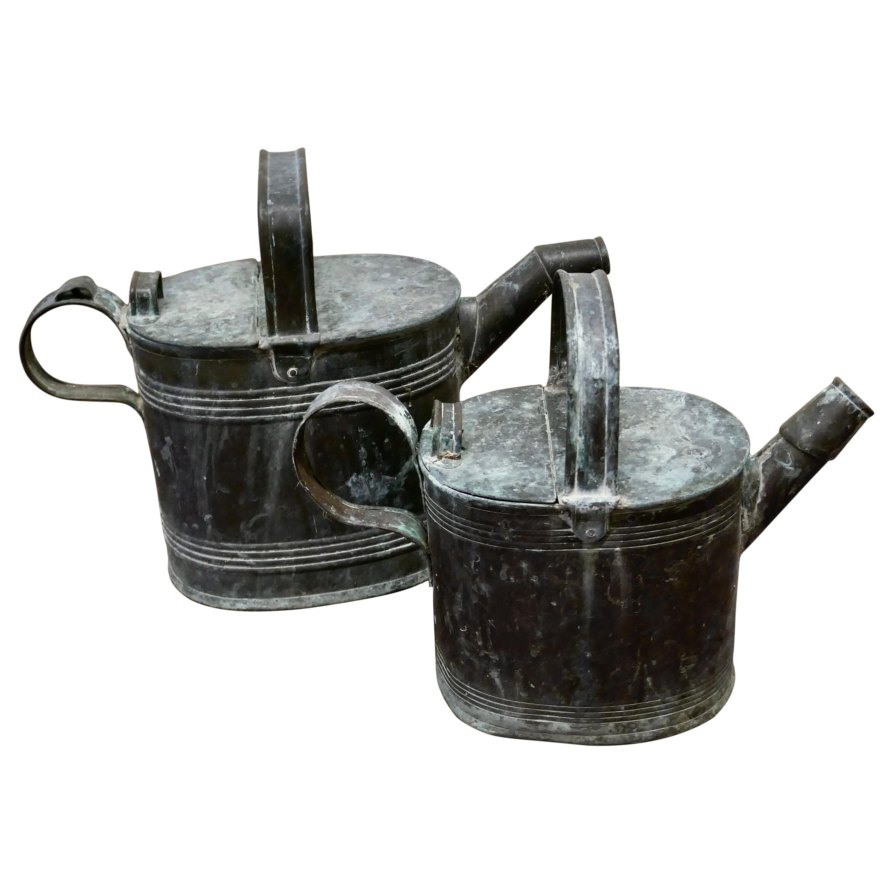 Set von 2 viktorianischen Messing-Heißwasserkrügen, Original Verdigris im Angebot