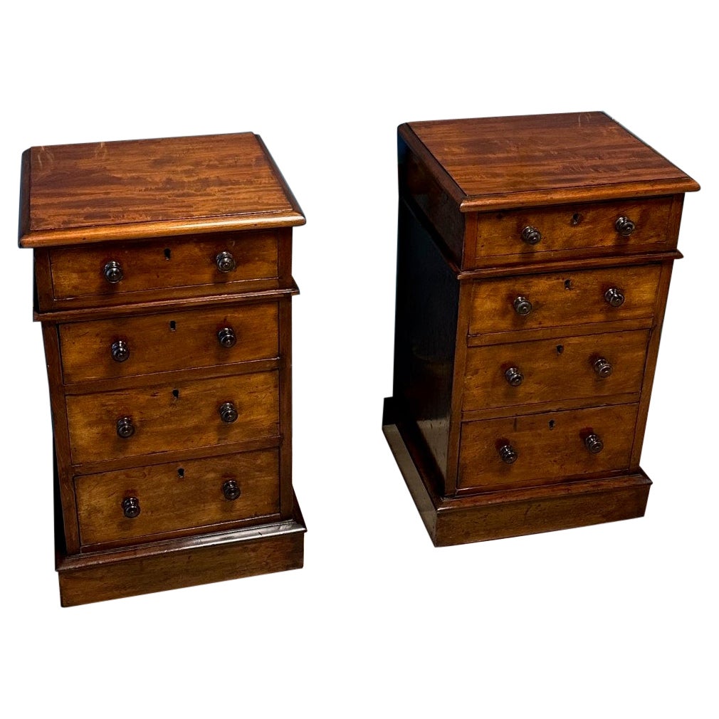 Set aus 2 viktorianischen Nachttischen im Angebot