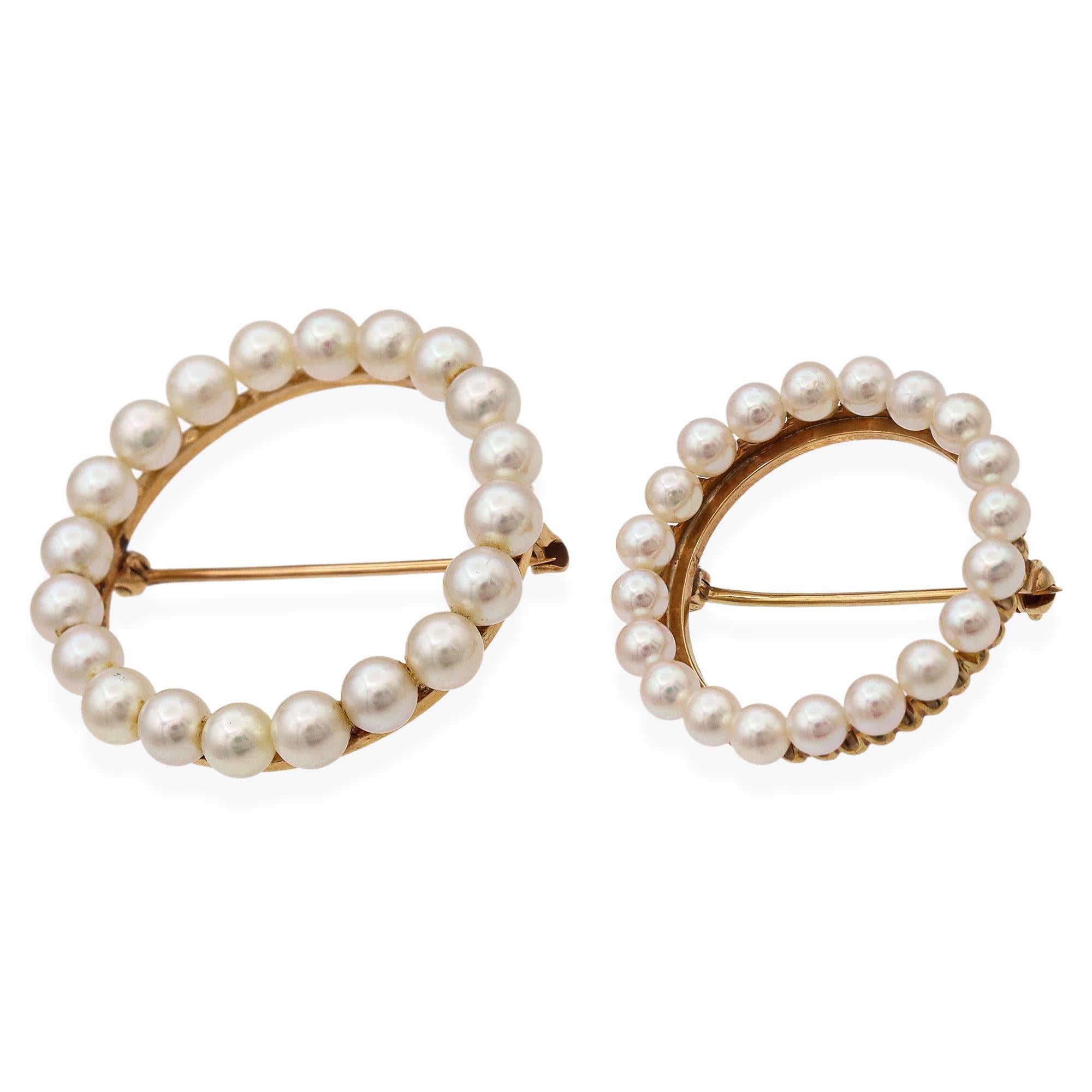 Dieses Vintage-Set besteht aus zwei kreisförmigen Broschen aus 14-karätigem Gelbgold, die jeweils mit einem Ring aus leuchtenden Zuchtperlen verziert sind. Das klassische, runde Design bietet zeitlose Eleganz und ein vielseitiges Styling - perfekt