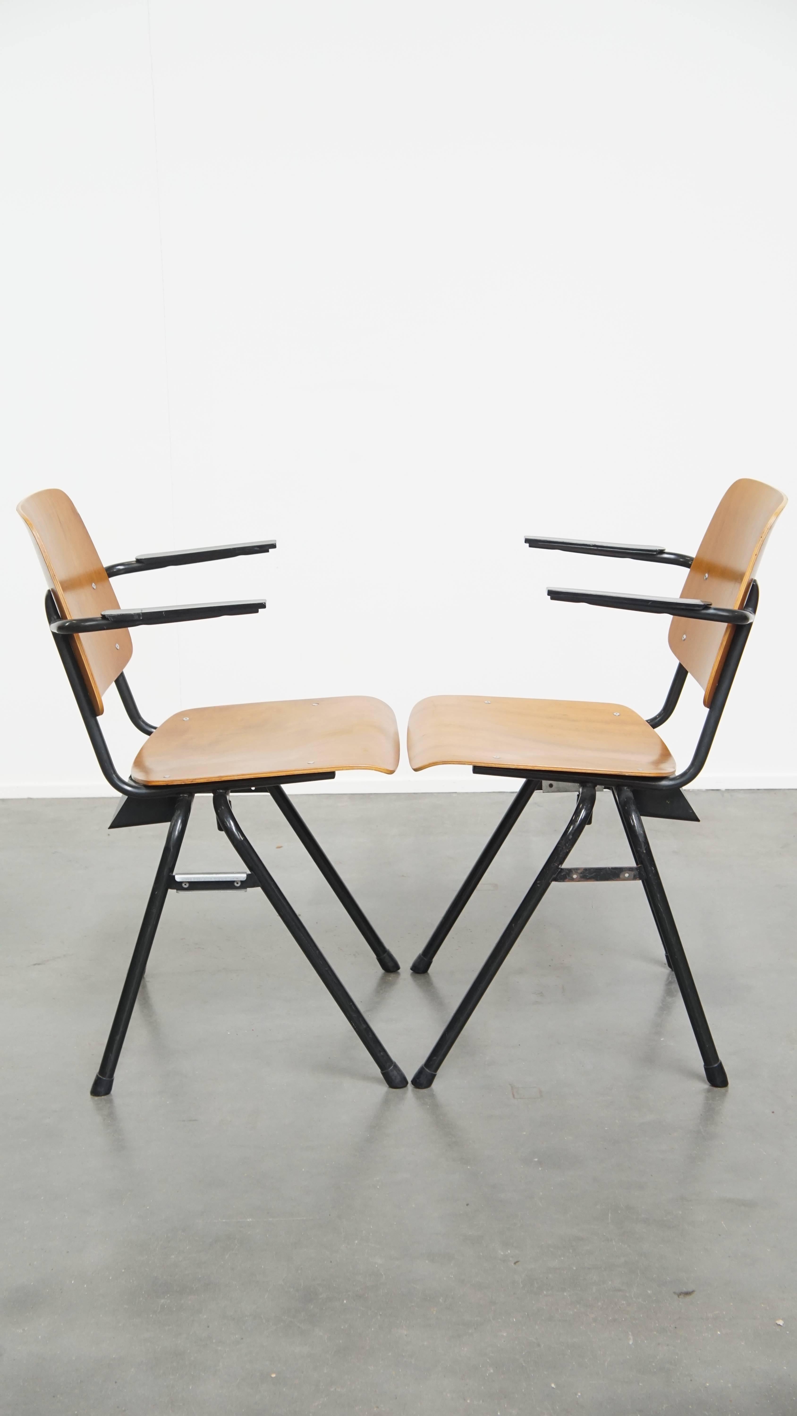 Angeboten wird ein Satz von 2 charmanten Vintage 1960er Jahre niederländischen Design Marko Seite / Esszimmer Stühle mit Armlehnen. Diese schönen Vintage-Stühle von Marko wurden ursprünglich als Schul- oder Kirchenstühle verwendet, eignen sich aber