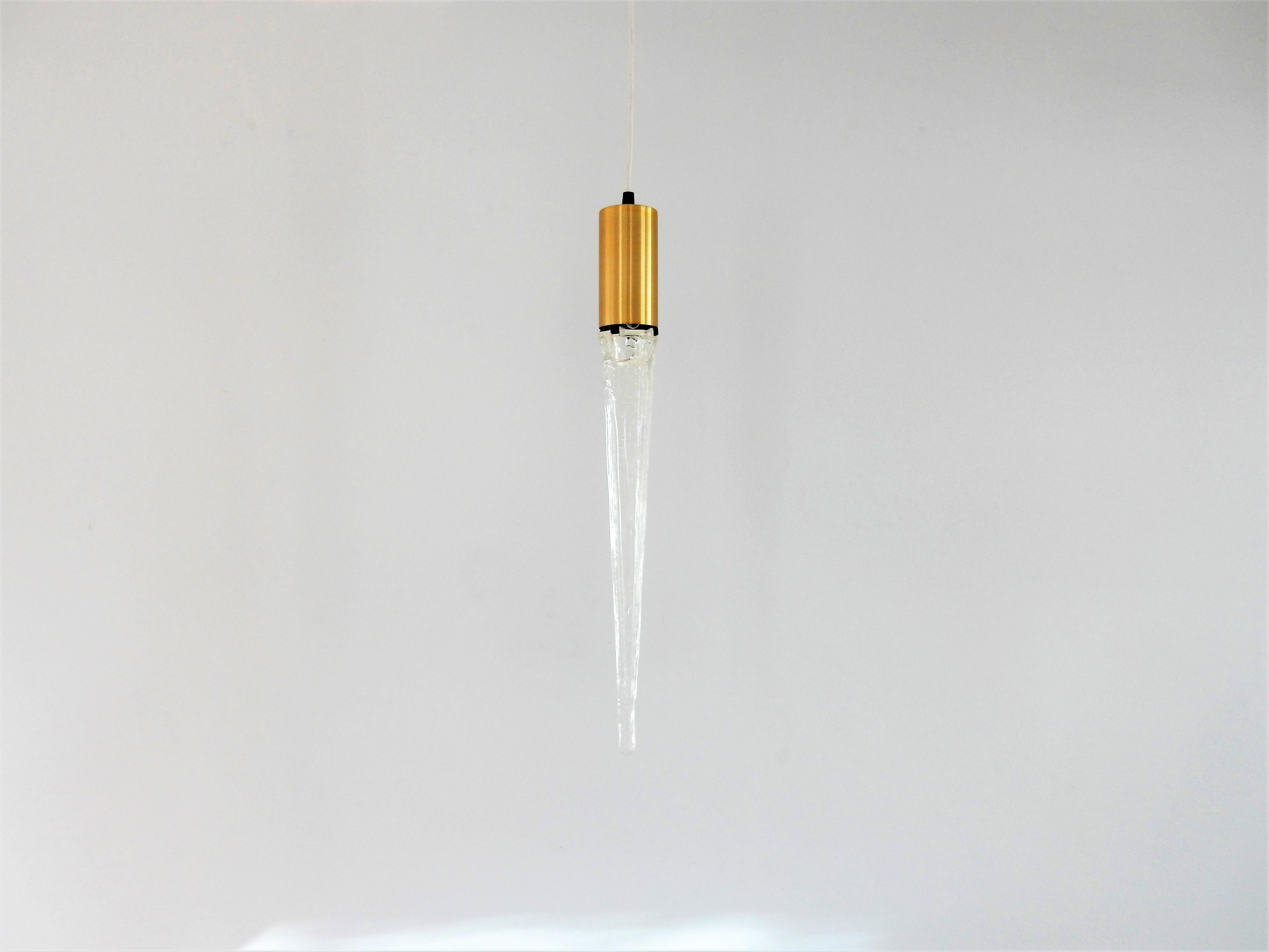 This is a very decorative set of 2 pendant lamps that have the shape of an icicle. They have a brass socket and the acrylic parts give a very nice light effect. Both lamps are in a very good condition with minor signs of age and use.