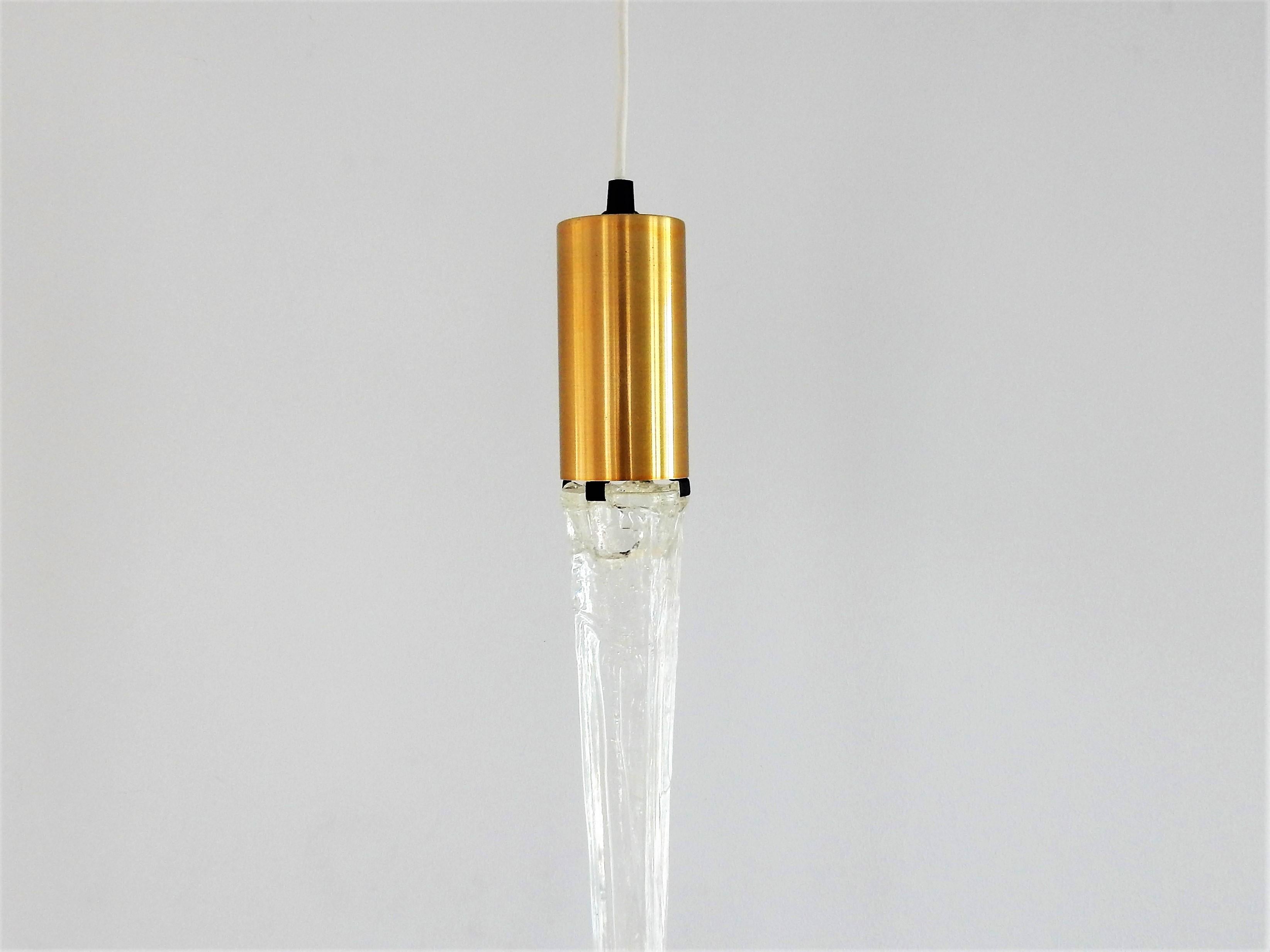 Mid-Century Modern Ensemble de 2 lampes à suspension vintage en acrylique et laiton en forme de glaçon, Danemark en vente