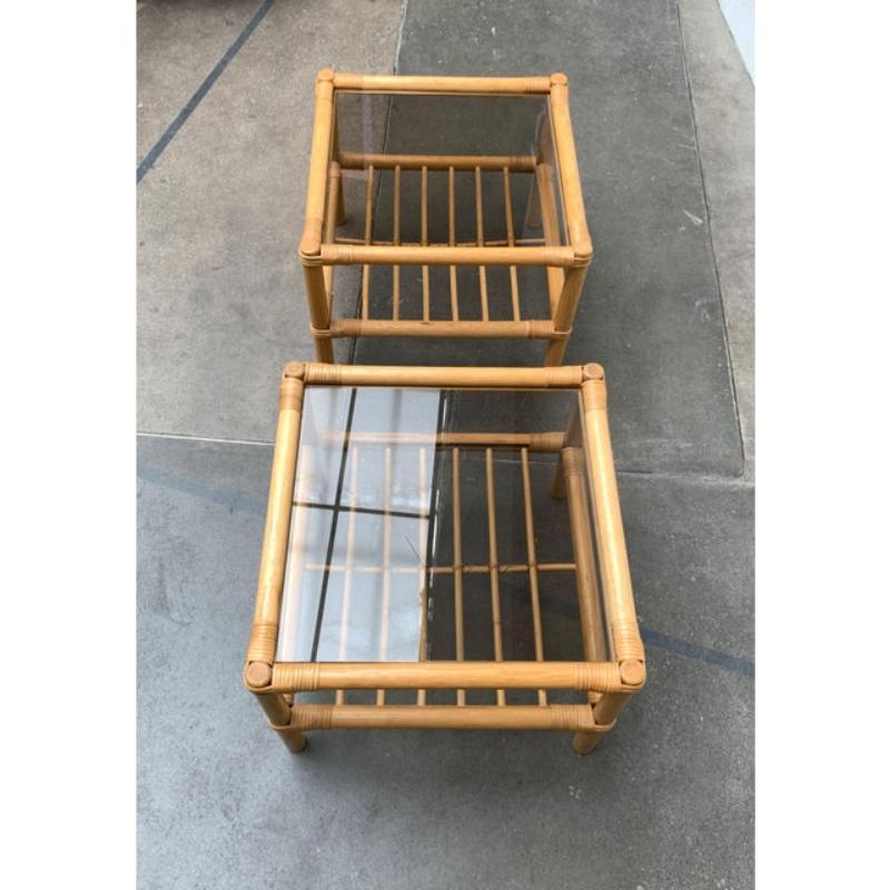 Bambou Ensemble de 2 tables d'appoint vintage en bambou et verre, années 1970 en vente